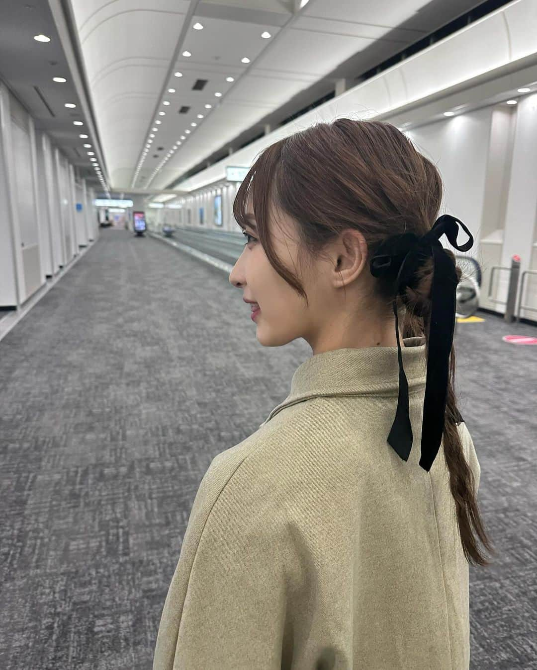 石川翔鈴さんのインスタグラム写真 - (石川翔鈴Instagram)「. この日のヘアメイクは @aso_beauty_college の学生さん(1年生)😽🩷  麻生専門学校のセミナーイベントで鹿児島県に！ とっても空気が美味しくて自然がたくさんで またゆっくり訪れたい場所の一つ✈️  setup: @gigi_viora_official  アシンメトリーなフロントデザインがお気に入り<3  #PR」11月22日 21時22分 - karen__i328