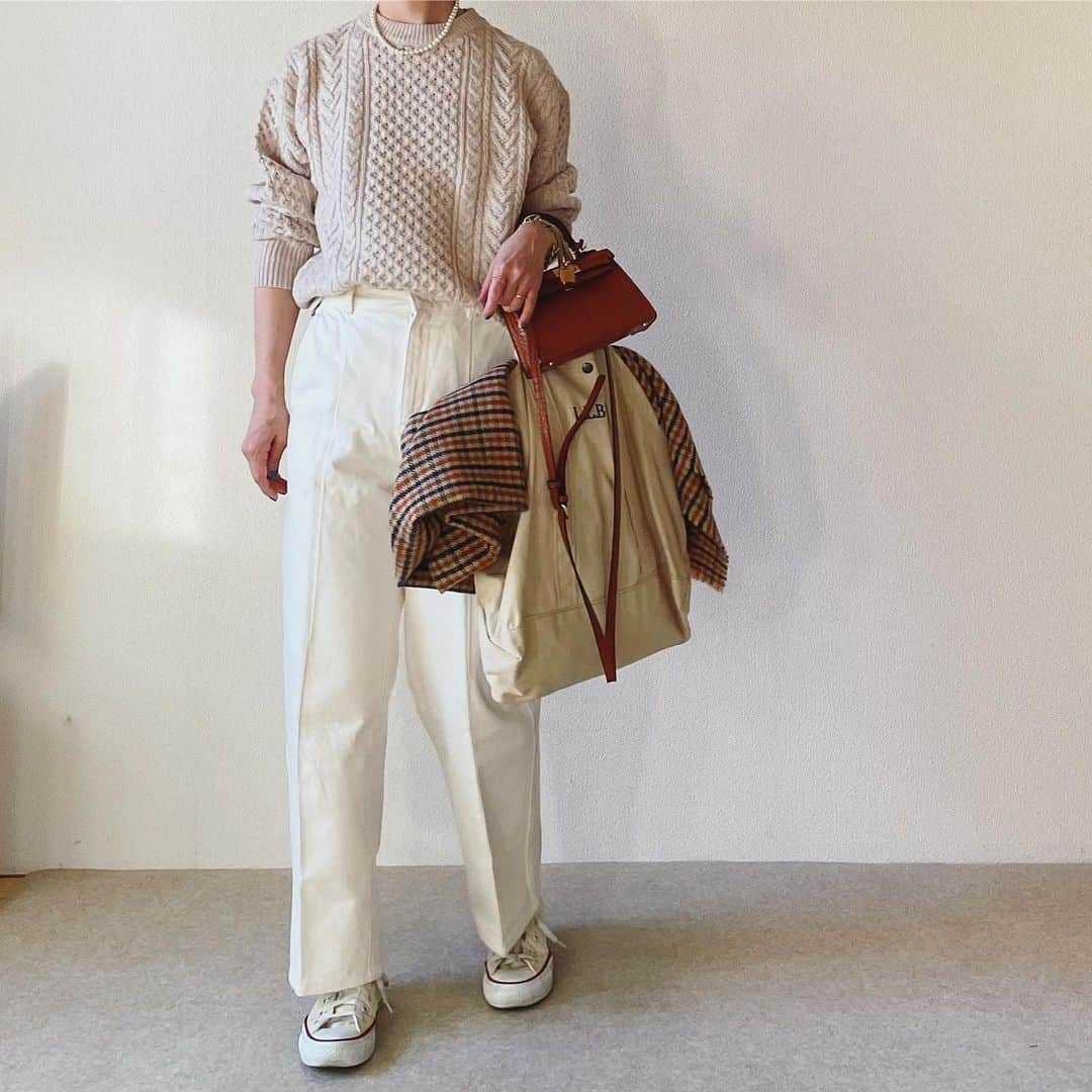 canariaさんのインスタグラム写真 - (canariaInstagram)「_  ホワイトワントーン  tops #無印良品 pants #gu shoes #converse  bag #petaandjain  #llbean  stole #zara necklace #canariaaccessory   #アラフィフファッション #50代ファッション #ワントーンスタイル #大人カジュアル #canariacoordinates」11月22日 21時25分 - canaria_rs