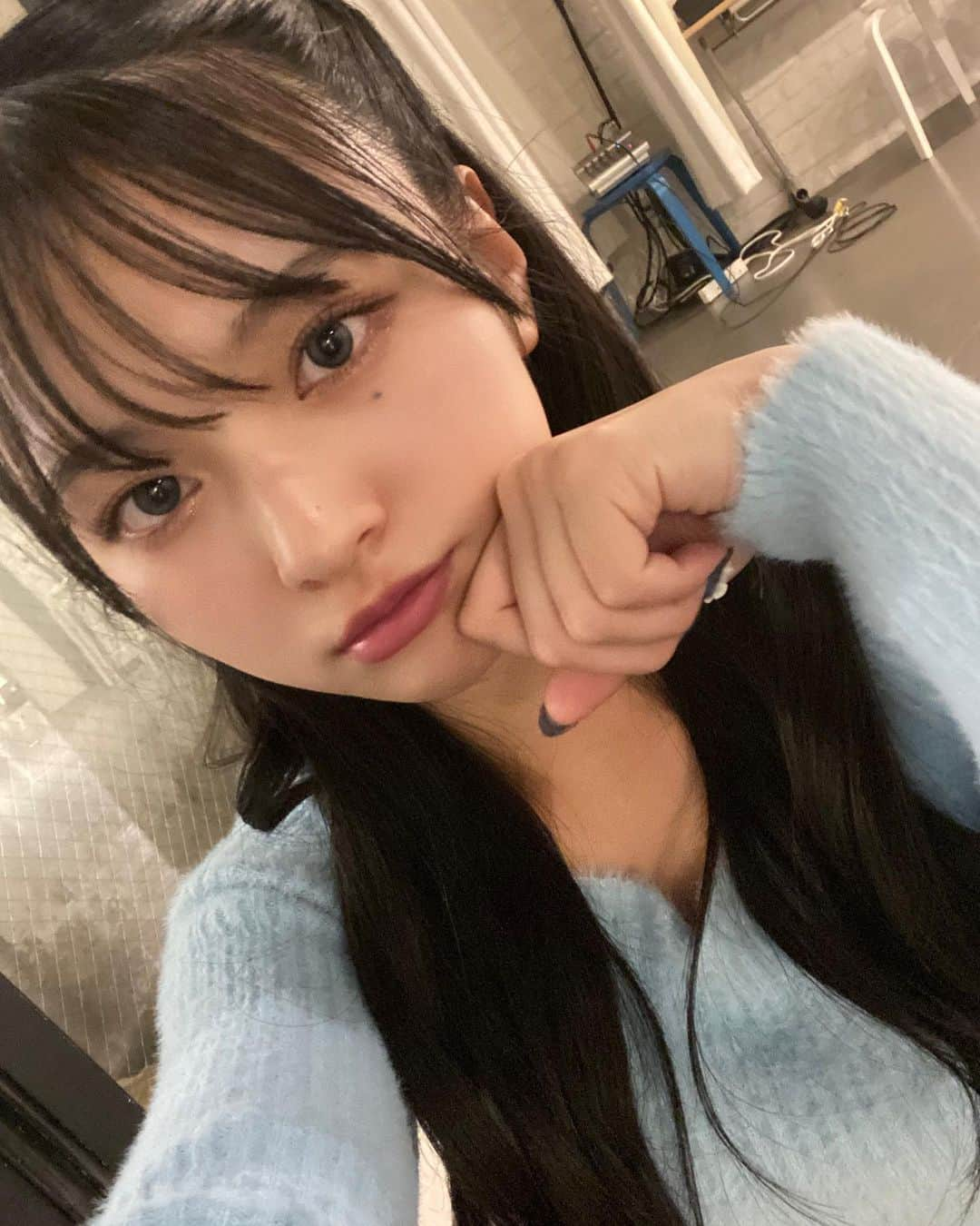 桐原美月さんのインスタグラム写真 - (桐原美月Instagram)「. ⁡ 冬は街がキラキラして良いね💭♡ 新しい水色のニット似合うかな〜？❄️ ⁡ ⁡ ⁡ ⁡ ⁡ ＿＿＿＿＿＿＿＿＿＿＿＿＿＿＿＿＿＿＿＿＿＿ ⁡ #오오티디 #데일리룩 #韓国ファッション #y2k #newjeans #平成ギャル #韓国ギャル #韓国ヘア #ロングヘア #シールエクステ  #フルバング #シースルー前髪 #韓国前髪 #ヨシンモリ #巻き髪アレンジ #巻き髪 #アイドル #グラビアアイドル #グラビア #reels #03 #셀카 #패션 #일상 #일본」11月22日 21時25分 - kirihara_mizuki