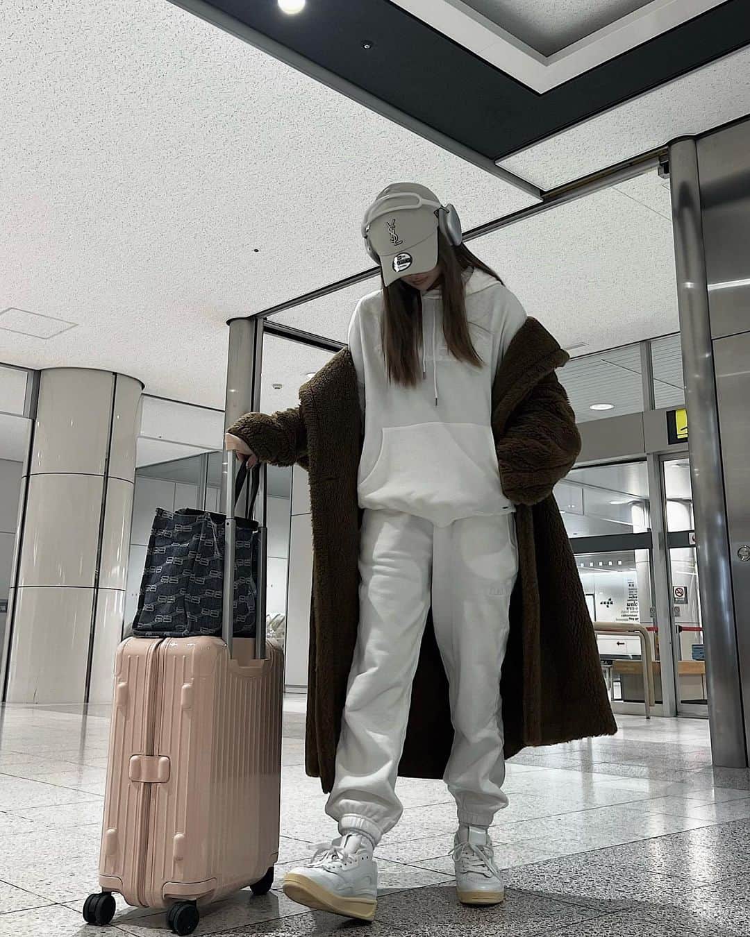 小原優花のインスタグラム：「先日の北海道へ行った時はIRALのセットアップのコーデでした🫶🏻👟 @iral_official   飛行機移動はらくちんなスウェットに限る🥺✨ 寒そうだったのでテディ羽織っていきました🧸🤎  サガラ刺繍のセットアップは11/24 12:00〜発売開始です🥰💓 黒、グレージュもあって、メンズサイズも出ます🙆‍♀️💭」