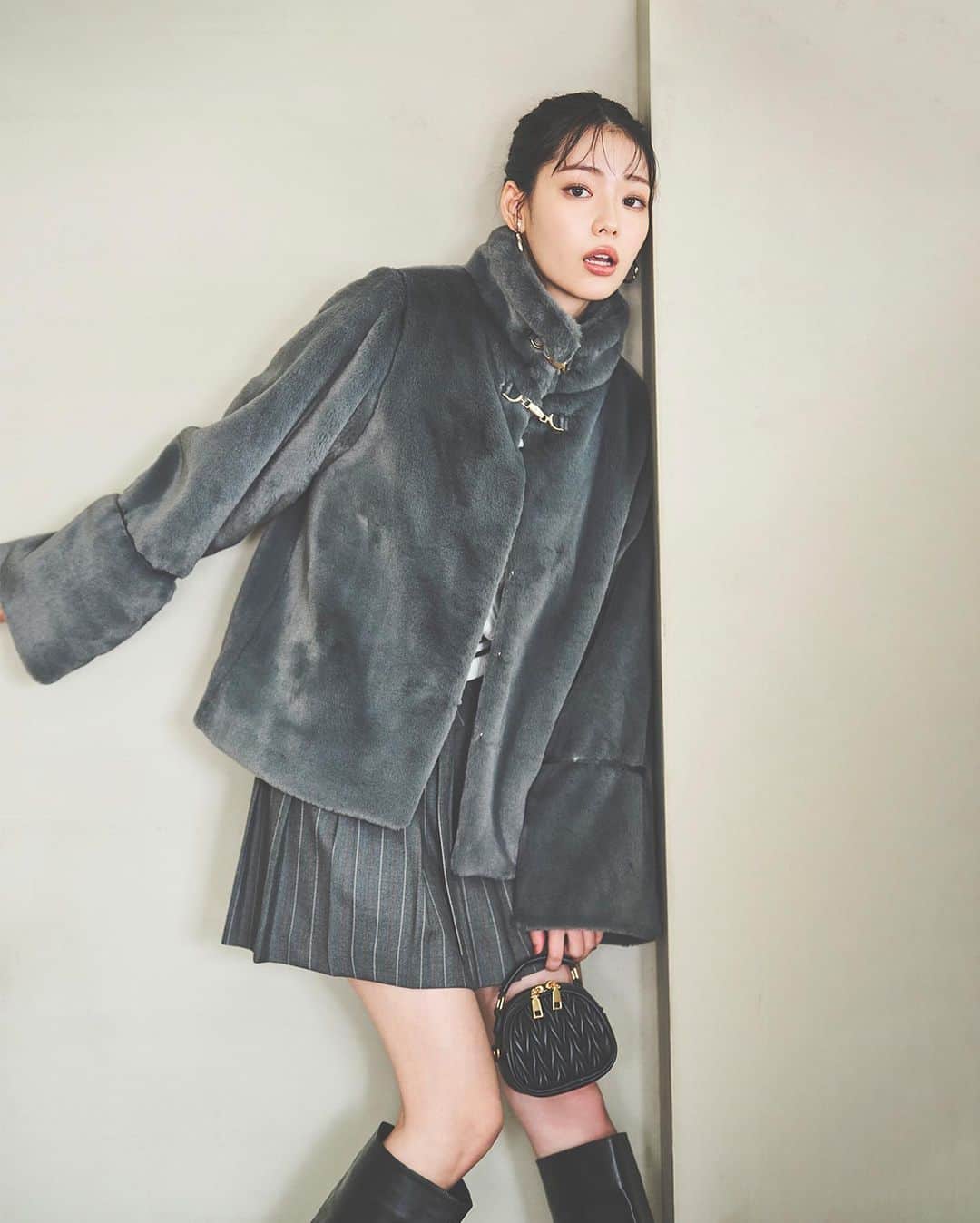 dazzlinのインスタグラム：「_____Web magazine up date ▶︎ スライドしてチェック🔍 . ............................................................................  『 MIX＆MATCH 』  feat #中村里帆 ( @__rihostagram__ )  ............................................................................  【  Preppy lady — 04 】   . ■ Outer #ミドルビットフェイクファーコート price : ￥17,600 ivory / gray / pink / beige size : FREE  . ■ Tops #シャツドッキングラインニットプルオーバー price : ￥8,690 o.white / gray / c.gray size : FREE  . ■ Skirt #ストライププリーツミニスカート price : ￥8,690 gray / c.gray / beige size : S / M  . ............................................................................  アイテム詳細は商品タグ or TOPページURLよりチェック🔗 » @dazzlin_official  . 全国のdazzlin staffのスタイリングも更新中👗 » @dazzlin_staff_snap  . #中村里帆 #dazzlin #ダズリン #2023aw #アウター #アウターコーデ #ファーコート #ニット #ニットコーデ  #スカート #スカートコーデ #プリーツスカート #プルオーバー #レイヤードコーデ #推し活 #カフェ活 #カフェ巡り #参戦服 #参戦コーデ #大人コーデ #大人カジュアル #カジュアルコーデ #きれいめカジュアル #シンプルコーデ」