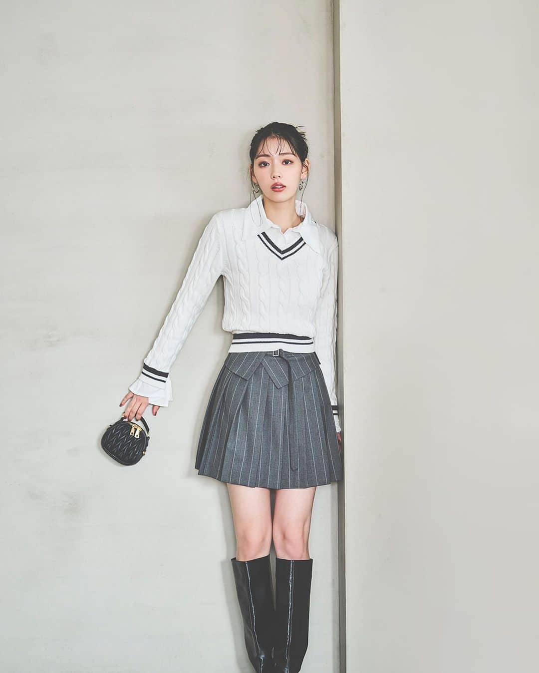 dazzlinのインスタグラム：「_____Web magazine up date ▶︎ スライドしてチェック🔍 . ............................................................................  『 MIX＆MATCH 』  feat #中村里帆 ( @__rihostagram__ )  ............................................................................  【  Preppy lady — 04 】   . ■ Tops #シャツドッキングラインニットプルオーバー price : ￥8,690 o.white / gray / c.gray size : FREE  . ■ Skirt #ストライププリーツミニスカート price : ￥8,690 gray / c.gray / beige size : S / M  . ............................................................................  アイテム詳細は商品タグ or TOPページURLよりチェック🔗 » @dazzlin_official  . 全国のdazzlin staffのスタイリングも更新中👗 » @dazzlin_staff_snap  . #中村里帆 #dazzlin #ダズリン #2023aw #アウター #アウターコーデ #ファーコート #ニット #ニットコーデ  #スカート #スカートコーデ #プリーツスカート #プルオーバー #レイヤードコーデ #推し活 #カフェ活 #カフェ巡り #参戦服 #参戦コーデ #大人コーデ #大人カジュアル #カジュアルコーデ #きれいめカジュアル #シンプルコーデ」