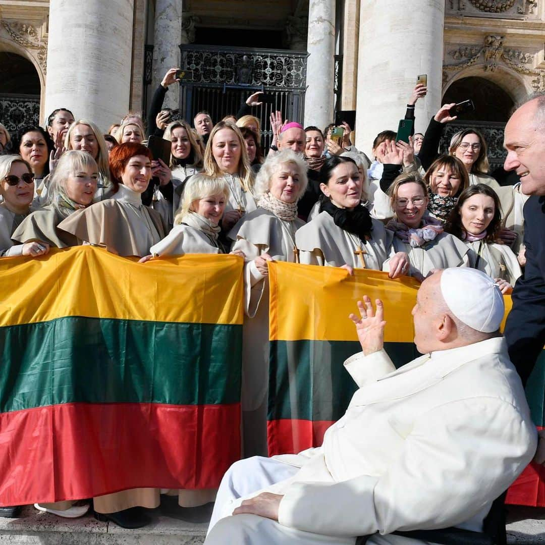 フランシスコ（ローマ教皇）さんのインスタグラム写真 - (フランシスコ（ローマ教皇）Instagram)「EN: The Church is not a place for the perfect and the privileged. It is a community of disciples that bears witness to Jesus whom by grace they have come to know. We intercede for all, praying, loving and sacrificing ourselves for the world. #GeneralAudience   PT: A Igreja não é um lugar de pessoas perfeitas e privilegiadas, mas uma comunidade de discípulos que dão testemunho Daquele que pela graça conheceu, Jesus, e que intercede por todos, rezando, amando e sacrificando-se pelo mundo. #AudiênciaGeral   ES: La Iglesia no es un lugar de perfectos y privilegiados, sino una comunidad de discípulos que testimonia a Aquel que por gracia ha conocido, Jesús, y que intercede por todos, rezando, amando y sacrificándose por el mundo. #AudienciaGeneral   IT: La Chiesa non è un posto di perfetti e di privilegiati, ma una comunità di discepoli che testimonia Colui che per grazia ha conosciuto, Gesù, e che intercede per tutti, pregando, amando e sacrificandosi per il mondo. #UdienzaGenerale   FR: L'Église n'est pas un lieu réservé aux parfaits et aux privilégiés, mais une communauté de disciples qui témoigne de Celui que par grâce elle a connu, Jésus, et qui intercède pour tous, priant, aimant et se sacrifiant pour le monde. #AudienceGénérale   DE: Die Kirche ist kein Ort von perfekten und privilegierten Menschen, sondern eine Jüngergemeinschaft, die Jesus bezeugt, den sie durch Gnade erkannt hat, und die Fürsprecherin aller Menschen ist, indem sie betet, liebt und sich für die Welt opfert. #Generalaudienz」11月22日 21時28分 - franciscus