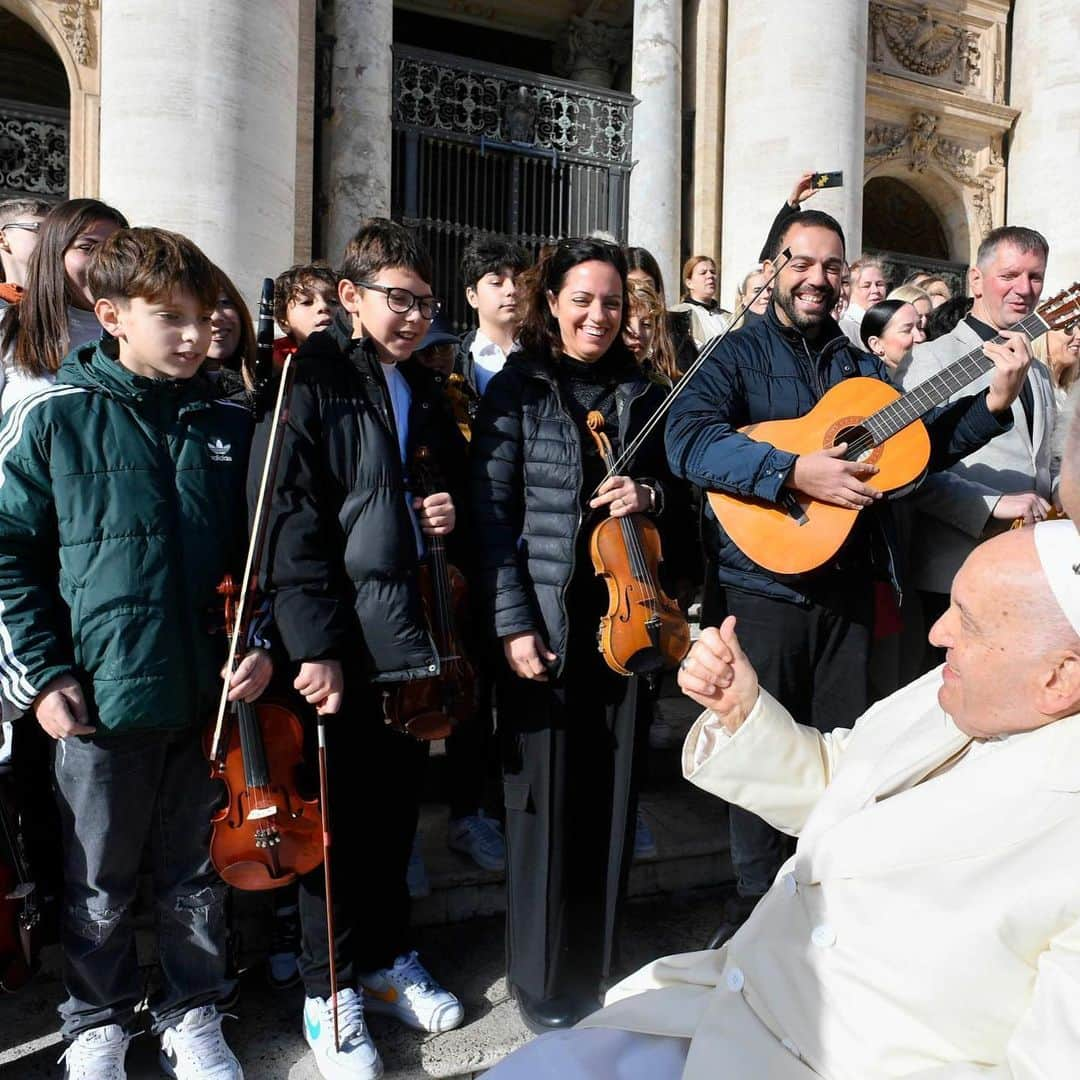 フランシスコ（ローマ教皇）さんのインスタグラム写真 - (フランシスコ（ローマ教皇）Instagram)「EN: The Church is not a place for the perfect and the privileged. It is a community of disciples that bears witness to Jesus whom by grace they have come to know. We intercede for all, praying, loving and sacrificing ourselves for the world. #GeneralAudience   PT: A Igreja não é um lugar de pessoas perfeitas e privilegiadas, mas uma comunidade de discípulos que dão testemunho Daquele que pela graça conheceu, Jesus, e que intercede por todos, rezando, amando e sacrificando-se pelo mundo. #AudiênciaGeral   ES: La Iglesia no es un lugar de perfectos y privilegiados, sino una comunidad de discípulos que testimonia a Aquel que por gracia ha conocido, Jesús, y que intercede por todos, rezando, amando y sacrificándose por el mundo. #AudienciaGeneral   IT: La Chiesa non è un posto di perfetti e di privilegiati, ma una comunità di discepoli che testimonia Colui che per grazia ha conosciuto, Gesù, e che intercede per tutti, pregando, amando e sacrificandosi per il mondo. #UdienzaGenerale   FR: L'Église n'est pas un lieu réservé aux parfaits et aux privilégiés, mais une communauté de disciples qui témoigne de Celui que par grâce elle a connu, Jésus, et qui intercède pour tous, priant, aimant et se sacrifiant pour le monde. #AudienceGénérale   DE: Die Kirche ist kein Ort von perfekten und privilegierten Menschen, sondern eine Jüngergemeinschaft, die Jesus bezeugt, den sie durch Gnade erkannt hat, und die Fürsprecherin aller Menschen ist, indem sie betet, liebt und sich für die Welt opfert. #Generalaudienz」11月22日 21時28分 - franciscus