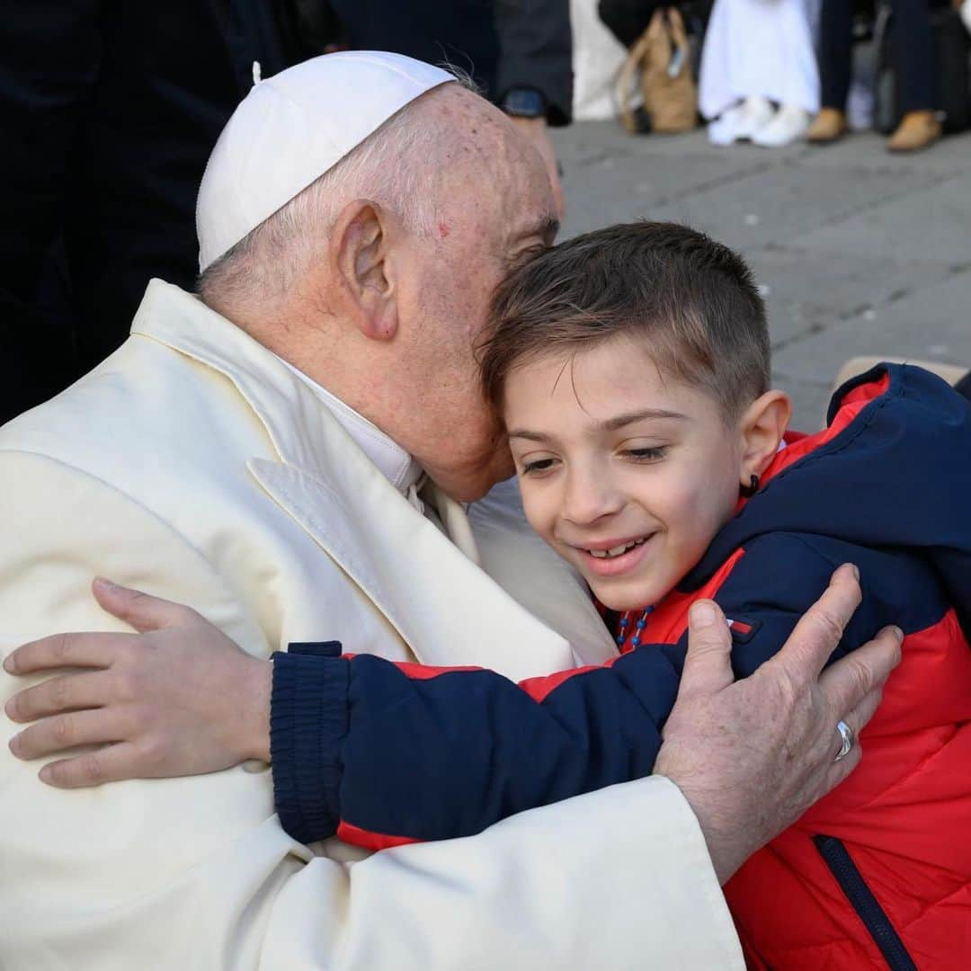 フランシスコ（ローマ教皇）のインスタグラム：「EN: The Church is not a place for the perfect and the privileged. It is a community of disciples that bears witness to Jesus whom by grace they have come to know. We intercede for all, praying, loving and sacrificing ourselves for the world. #GeneralAudience   PT: A Igreja não é um lugar de pessoas perfeitas e privilegiadas, mas uma comunidade de discípulos que dão testemunho Daquele que pela graça conheceu, Jesus, e que intercede por todos, rezando, amando e sacrificando-se pelo mundo. #AudiênciaGeral   ES: La Iglesia no es un lugar de perfectos y privilegiados, sino una comunidad de discípulos que testimonia a Aquel que por gracia ha conocido, Jesús, y que intercede por todos, rezando, amando y sacrificándose por el mundo. #AudienciaGeneral   IT: La Chiesa non è un posto di perfetti e di privilegiati, ma una comunità di discepoli che testimonia Colui che per grazia ha conosciuto, Gesù, e che intercede per tutti, pregando, amando e sacrificandosi per il mondo. #UdienzaGenerale   FR: L'Église n'est pas un lieu réservé aux parfaits et aux privilégiés, mais une communauté de disciples qui témoigne de Celui que par grâce elle a connu, Jésus, et qui intercède pour tous, priant, aimant et se sacrifiant pour le monde. #AudienceGénérale   DE: Die Kirche ist kein Ort von perfekten und privilegierten Menschen, sondern eine Jüngergemeinschaft, die Jesus bezeugt, den sie durch Gnade erkannt hat, und die Fürsprecherin aller Menschen ist, indem sie betet, liebt und sich für die Welt opfert. #Generalaudienz」