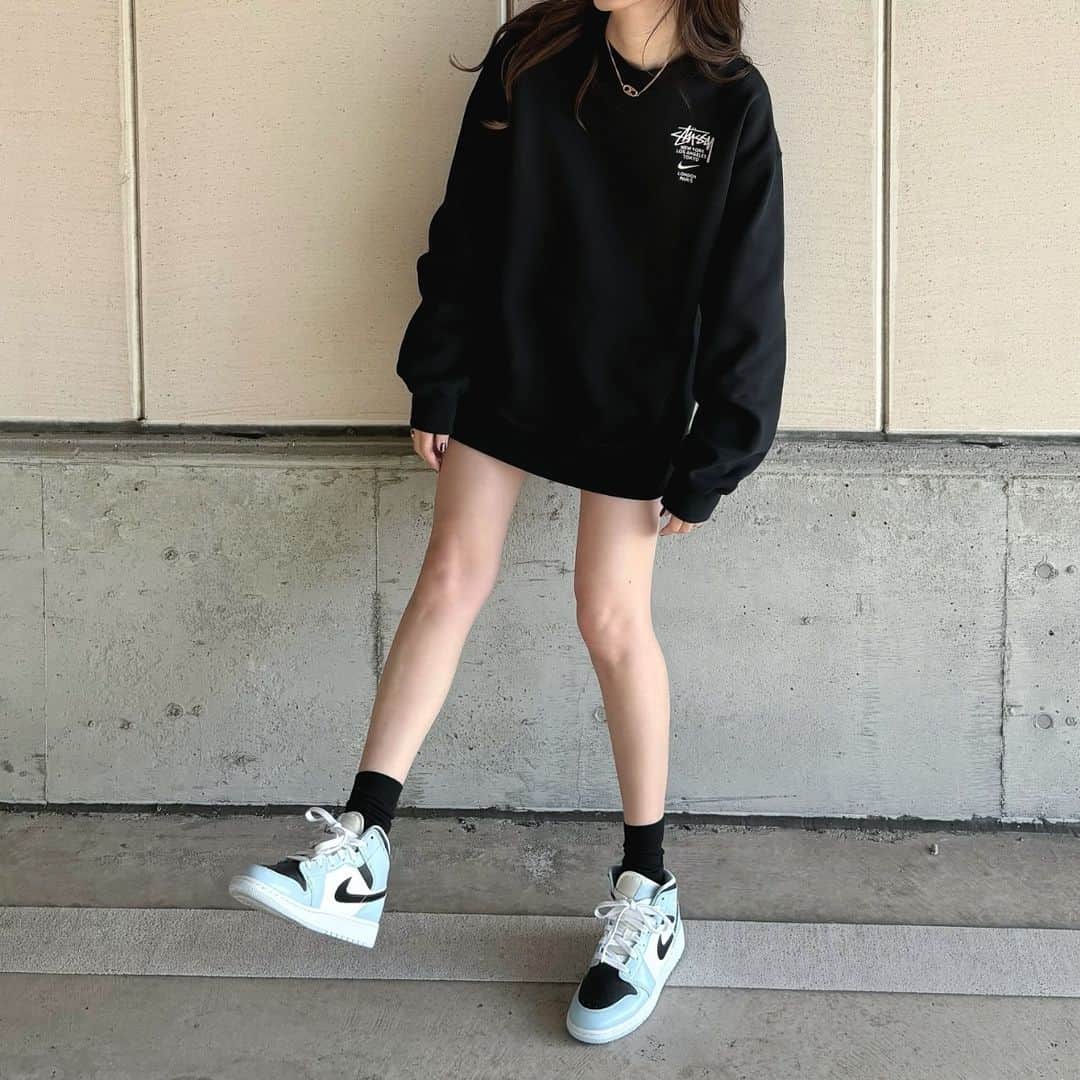 Maiのインスタグラム：「・ @stussy × @nike のスウェットについて質問頂いてましたが、2年くらい前に発売された時に買ったものなので今は販売していないです🙇‍♀️  サイズはSを着てて、普通のstussyのSサイズよりも大きめです💫  #stussy #nike #stussynike #nikejordan #airjordan #sneakers #celine #celinebyhedislimane」
