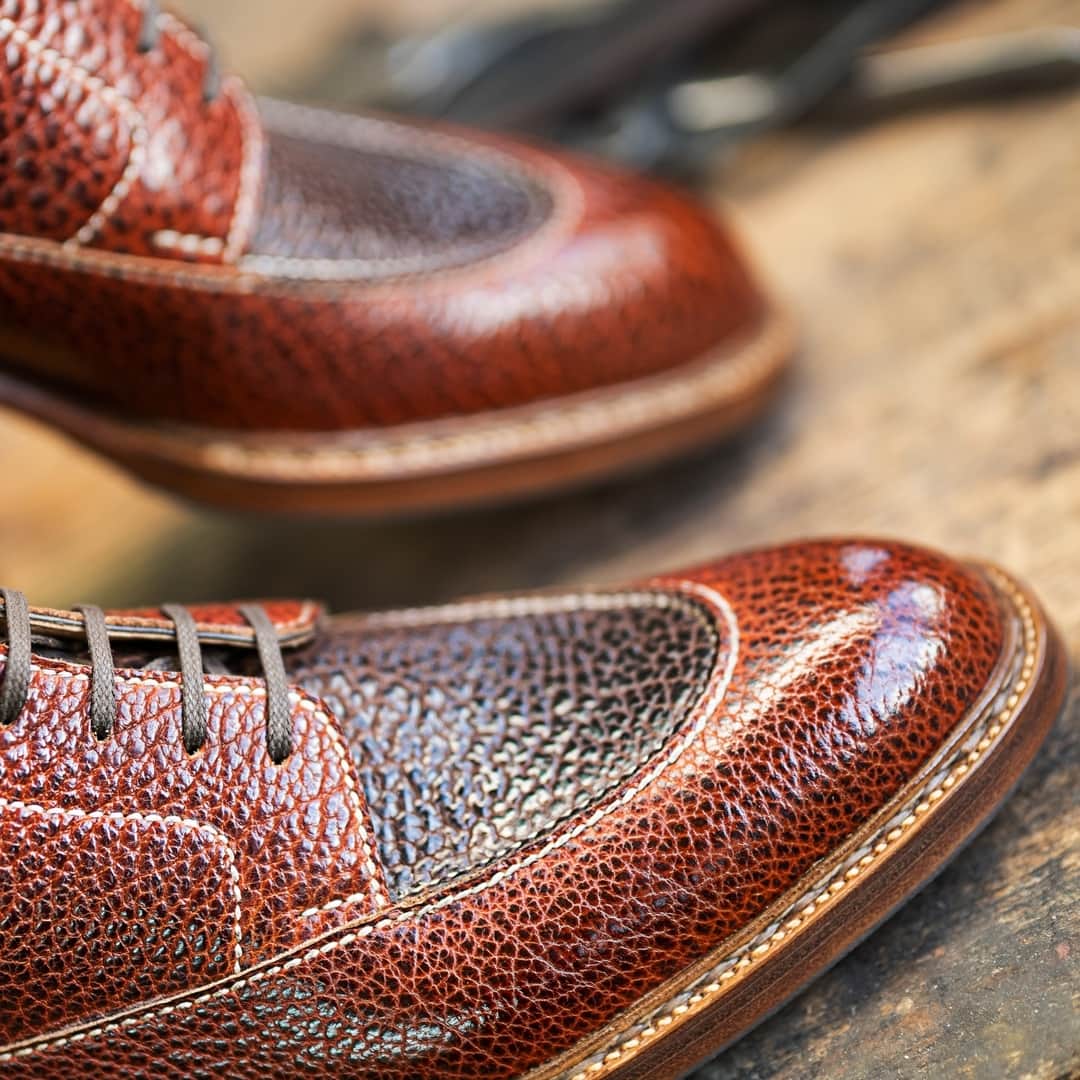 サンクリスピンのインスタグラム：「Like a two-tone Datejust on a Jubilee bracelet, these derbys epitomise quiet luxury and will remain in good taste for the next generation. ⁣ #shoes #handmadeshoes #madetoorder #mtoshoes #bespokeshoes #handwelted #shoeporn #madebyhand #shoestagram #agentlemanschoice #onlyforgentlemen」