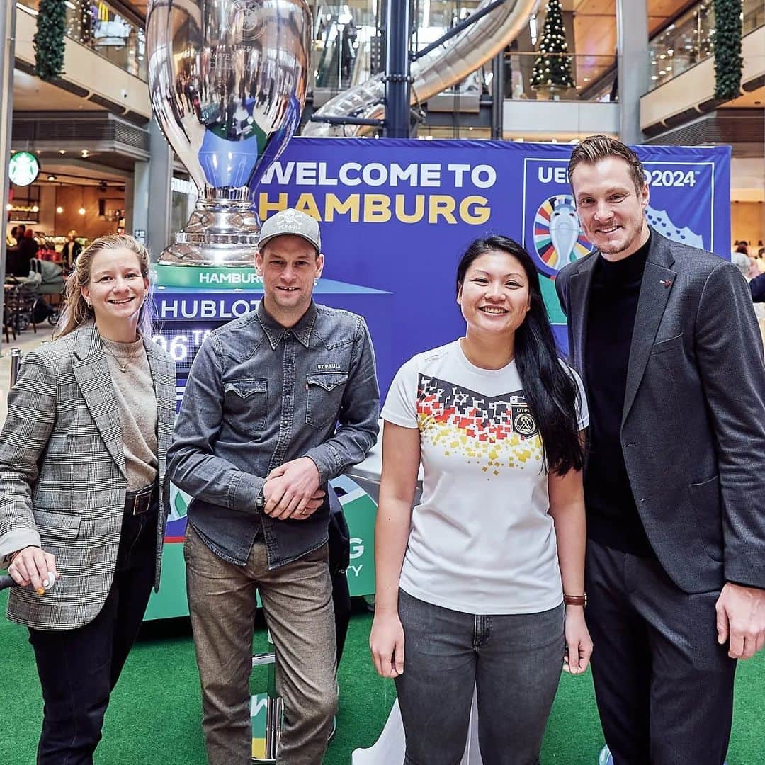 マルセル・ヤンセンのインスタグラム：「150 Kilo schwer und über drei Meter hoch: Seit gestern steht die „Giant Trophy“ in der Europa Passage. 🏆  In einem Medientalk mit Active City-Botschafter Marcell Jansen, St. Pauli-Nachwuchstrainer Yul Wiegand, Tischkicker-Weltmeisterin Linh Tran und Juliane Bötel von der Hamburger Sportjugend ging es neben der steigenden Vorfreude besonders um die Strahlkraft des Heimturniers auf Kinder und Sport in der Stadt.  Mit dem Event startet für den überlebensgroßen EM-Pokal eine Tour durch Hamburger Einkaufszentren. Noch bis zum 1.12. 2023 ist er in der Europa Passage zu bestaunen.  #gianttrophy #euro2024 #uefaeuro2024 #hostcityhamburg #unitedbyfootball #hamburgactivecity    Fotos: @stefangroenveld」