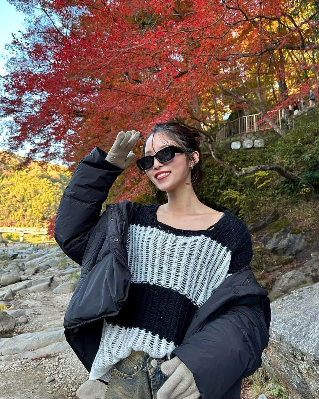 AYAKAさんのインスタグラム写真 - (AYAKAInstagram)「. 全身 @unemansion さんのコーデで 香嵐渓に行ってきた🍁🔦  ダウンと手袋のお陰で寒さも吹っ飛んだ🫨✊🏻 手袋は親指と人差し指の先に穴が空いてるから、 付けたままスマホの操作も出来ます🤳 ビンテージっぽいデニムも可愛すぎる👖🤎  @unemansion  ⬆️このアカウントのプロフィールリンクから購入出来ます💁🏻‍♀️ . #unemansion #unemansion_zozotown #followin_zozotown #韓国ファッション #followin #ootd #pr #韓スト #購入品紹介 #デイリーコーデ #ストリートファッション #今日のコーデ #秋コーデ #韓国コーディネート #韓国好きな人と繋がりたい #香嵐渓 #香嵐渓ライトアップ #香嵐渓もみじまつり #korankei」11月22日 21時31分 - ___ayk0125