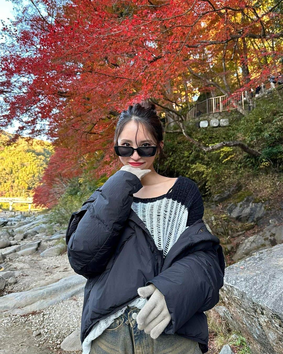 AYAKAさんのインスタグラム写真 - (AYAKAInstagram)「. 全身 @unemansion さんのコーデで 香嵐渓に行ってきた🍁🔦  ダウンと手袋のお陰で寒さも吹っ飛んだ🫨✊🏻 手袋は親指と人差し指の先に穴が空いてるから、 付けたままスマホの操作も出来ます🤳 ビンテージっぽいデニムも可愛すぎる👖🤎  @unemansion  ⬆️このアカウントのプロフィールリンクから購入出来ます💁🏻‍♀️ . #unemansion #unemansion_zozotown #followin_zozotown #韓国ファッション #followin #ootd #pr #韓スト #購入品紹介 #デイリーコーデ #ストリートファッション #今日のコーデ #秋コーデ #韓国コーディネート #韓国好きな人と繋がりたい #香嵐渓 #香嵐渓ライトアップ #香嵐渓もみじまつり #korankei」11月22日 21時31分 - ___ayk0125