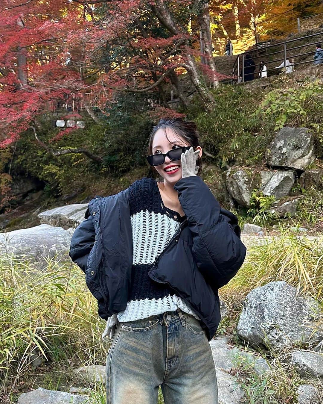 AYAKAさんのインスタグラム写真 - (AYAKAInstagram)「. 全身 @unemansion さんのコーデで 香嵐渓に行ってきた🍁🔦  ダウンと手袋のお陰で寒さも吹っ飛んだ🫨✊🏻 手袋は親指と人差し指の先に穴が空いてるから、 付けたままスマホの操作も出来ます🤳 ビンテージっぽいデニムも可愛すぎる👖🤎  @unemansion  ⬆️このアカウントのプロフィールリンクから購入出来ます💁🏻‍♀️ . #unemansion #unemansion_zozotown #followin_zozotown #韓国ファッション #followin #ootd #pr #韓スト #購入品紹介 #デイリーコーデ #ストリートファッション #今日のコーデ #秋コーデ #韓国コーディネート #韓国好きな人と繋がりたい #香嵐渓 #香嵐渓ライトアップ #香嵐渓もみじまつり #korankei」11月22日 21時31分 - ___ayk0125
