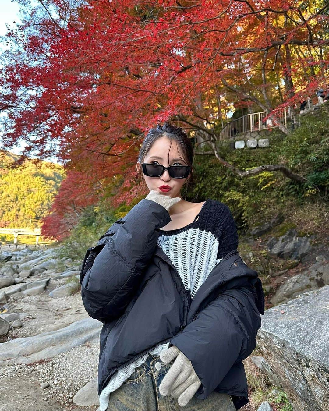 AYAKAさんのインスタグラム写真 - (AYAKAInstagram)「. 全身 @unemansion さんのコーデで 香嵐渓に行ってきた🍁🔦  ダウンと手袋のお陰で寒さも吹っ飛んだ🫨✊🏻 手袋は親指と人差し指の先に穴が空いてるから、 付けたままスマホの操作も出来ます🤳 ビンテージっぽいデニムも可愛すぎる👖🤎  @unemansion  ⬆️このアカウントのプロフィールリンクから購入出来ます💁🏻‍♀️ . #unemansion #unemansion_zozotown #followin_zozotown #韓国ファッション #followin #ootd #pr #韓スト #購入品紹介 #デイリーコーデ #ストリートファッション #今日のコーデ #秋コーデ #韓国コーディネート #韓国好きな人と繋がりたい #香嵐渓 #香嵐渓ライトアップ #香嵐渓もみじまつり #korankei」11月22日 21時31分 - ___ayk0125