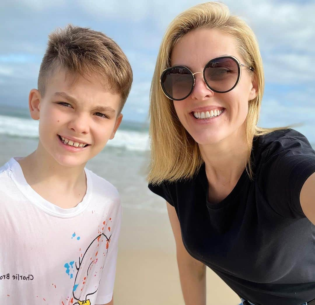 Ana Hickmannさんのインスタグラム写真 - (Ana HickmannInstagram)「É esse sorriso que ilumina os meus dias e faz tudo valer a pena. Dias de sol virão para renovar as nossas energias. Tenham um ótimo dia!!! ☀️  #familia #amor #maedemenino #anahickmanneyewea r」11月22日 21時42分 - ahickmann