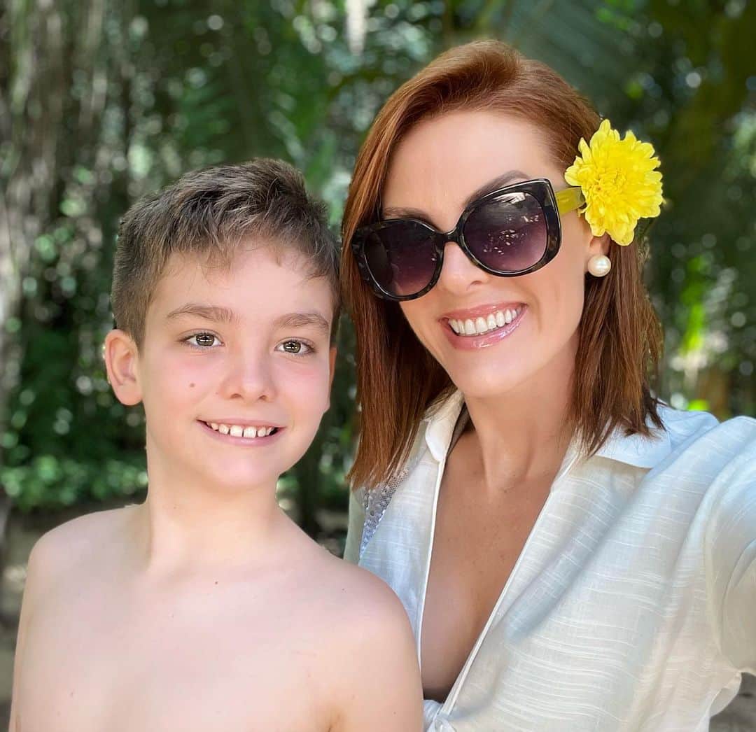 Ana Hickmannのインスタグラム：「É esse sorriso que ilumina os meus dias e faz tudo valer a pena. Dias de sol virão para renovar as nossas energias. Tenham um ótimo dia!!! ☀️  #familia #amor #maedemenino #anahickmanneyewea r」