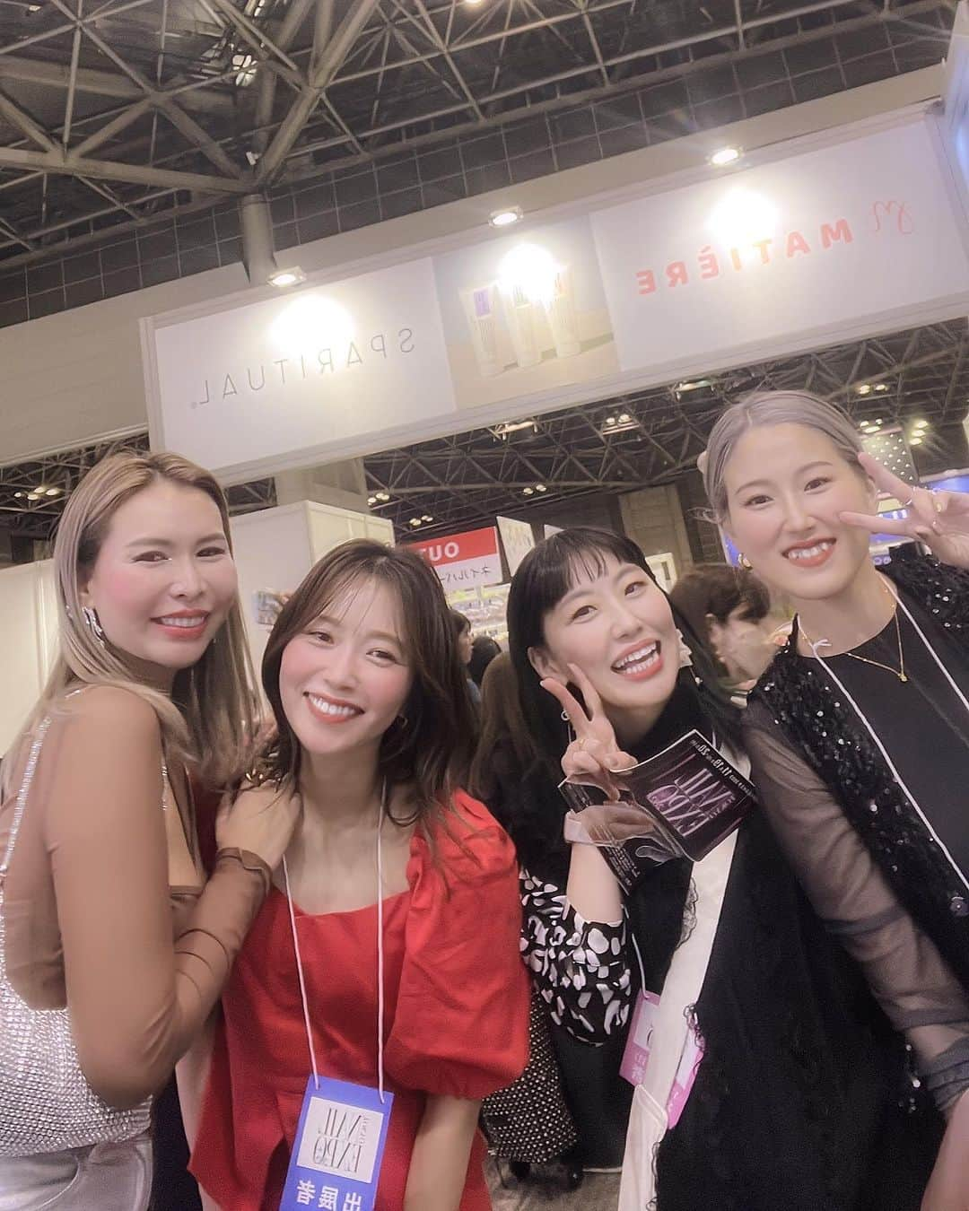 FanFanさんのインスタグラム写真 - (FanFanInstagram)「Nail Expo 2023  @ono_nailfurniture  @toysbyinity  @mirage.missmirage  とお仕事出来てとっても楽しかったです♡  沢山の皆さんに来て頂いて幸せでした♡ 大変な事もありましたけど この二日間で沢山声かけて頂いたり プロデュース商品を沢山興味持ってくださったり皆さんのおかげでhappyな気分になって乗り越えられました♡ ありがとございました♡ また来年ももっともっと面白い商品を出せるように今から気合いいれて 頑張ります♡ ちなみに今年誰も写真撮ってもらえるチャンスなかったから　色んな所から拾ったのしかなくて 来年は誰か写真とってください、😭」11月22日 21時41分 - fanfan_colorsnail