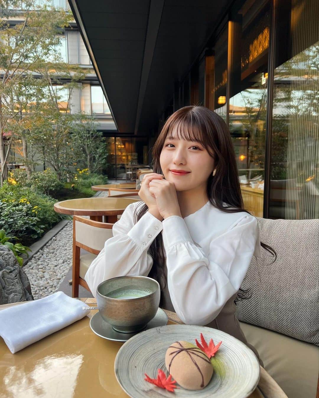 宇佐神星（きらり）のインスタグラム：「憧れホテルのテラス席で🍵  やっぱり京都の抹茶は一味違うね😋 紅葉が添えられたチョコレートムースも美味しかった〜🤍」