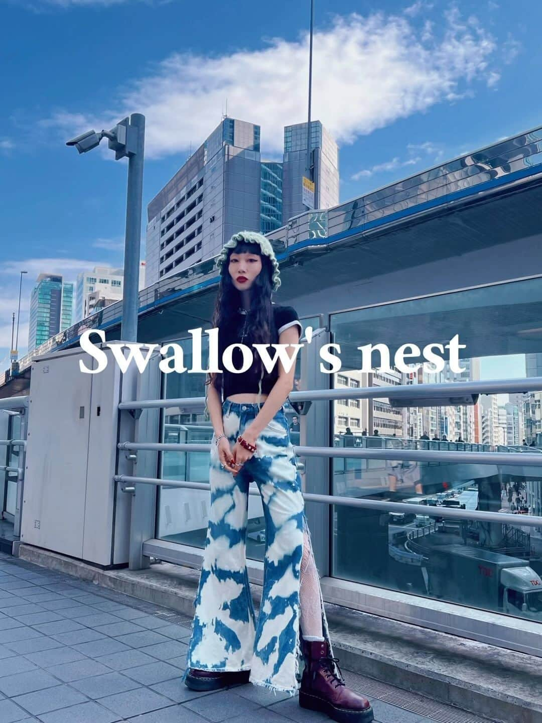 tsubame408のインスタグラム：「. @swallowsnest_clothes  POPUPSTOREに沢山ご来店頂き有難うございました💖 つばめはいないけどお洋服達はまだ置かせて頂いていますので、是非渋谷スクランブルスクエア5F VLOOKにお立ち寄りください❤️  同年代のgirls達が創り上げる空間に刺激をもらい、 仕事への取り組み方、強い信念とやりたい事への追求心が数字に出て、生き方に出て、 本当に素晴らしいし、全員尊敬できた。 とても良い機会をくださり有難う御座います❤️ チャンスは自分の足と手で掴みに行くもの。 誰も手助けなんかしてくれないよ。 ほんとにそう思った🤝 . @vlook_official  @vlook.megumi  @yes_konomi   有難うございました❤️❤️❤️❤️ . #tokyo#tattoogilr#punkgirl#supergirl#swallowsnest_clothe#tsubame_私服#PUNKGLRL#tokyostyle#drmartens#streetsnap#vlook#渋谷#渋谷スクランブルスクエア」