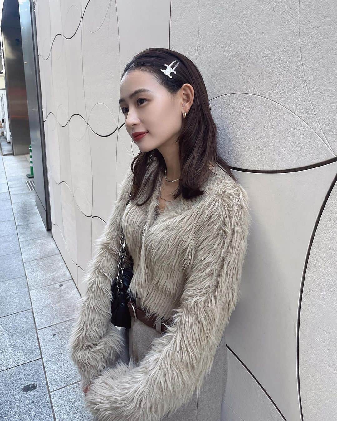 すがあいのインスタグラム：「_  あったかくてアウターいらずの日🌞🤍  もけもけでかわいいニットがお気に入り✌🏼 @lieulien_lul @joint_space   #lieulien#lieulien_lul#シャギーニット#クロップドニット#156cmコーデ」