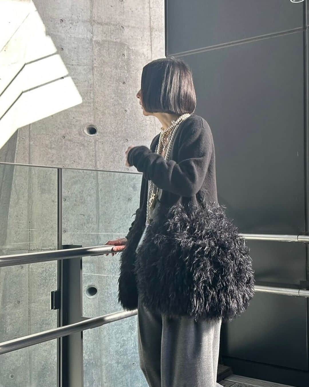 白幡啓のインスタグラム：「styling/ チームのリアルバイ企画✨ youtubeの #mashchannel でアップしましたー❣️❣️ styling/以外のリアルバイも沢山みれますので 是非みてね❤️ まずはこのひよこ🐣ニット黒バージョン❤️ 何て可愛い😍ニットなんでしょう❣️ 存在感着回し力抜群🙆‍♀️ クリスマスに向け私一推しのアイテムです❤️ グレーのセットアップはお気に入りの @timelesswomen_official です😊 色々付いてるアクセサリーも youtubeでご紹介してます😊」
