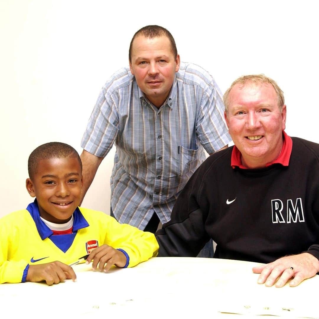 アレックス・イオビのインスタグラム：「🗓️ OTD in 2003, Alex Iwobi signed for Arsenal Academy. Once a Gooner, always a Gooner ❤️」