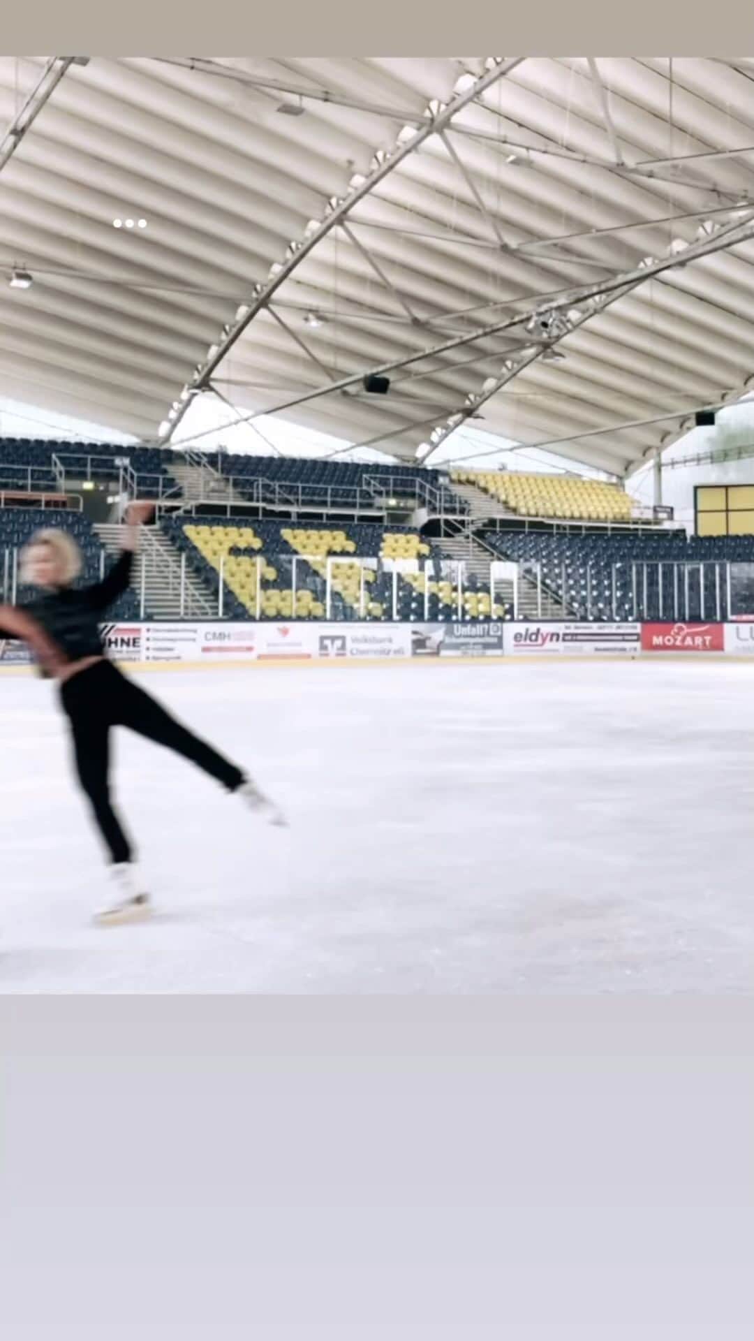 アリオナ・サフチェンコのインスタグラム：「What exactly are we doing here? Yes, we’re not just doing this for fun – there’s something coming up! Our goal, as we did many years ago, is to inspire you not only as coaches, but also as figure skaters ON THE ICE. It’s been a while since we last appeared on a show together. To be honest, I never thought it would happen again. But as they say: never say never. The time has come and we are ready!   Was genau tun wir hier? Ja, das machen wir nicht einfach zum Spaß – es steht etwas bevor! Wir haben das Ziel, euch, wie schon vor vielen Jahren, nicht nur als Trainer, sondern auch als Eiskunstläufer AUF DEM EIS zu begeistern. Es ist schon eine Weile her, seitdem wir das letzte Mal gemeinsam in einer Show aufgetreten sind. Ehrlich gesagt hätte ich nie gedacht, dass es noch einmal dazu kommen würde. Aber wie man so schön sagt: Sag niemals nie. Die Zeit ist gekommen, und wir sind bereit!」