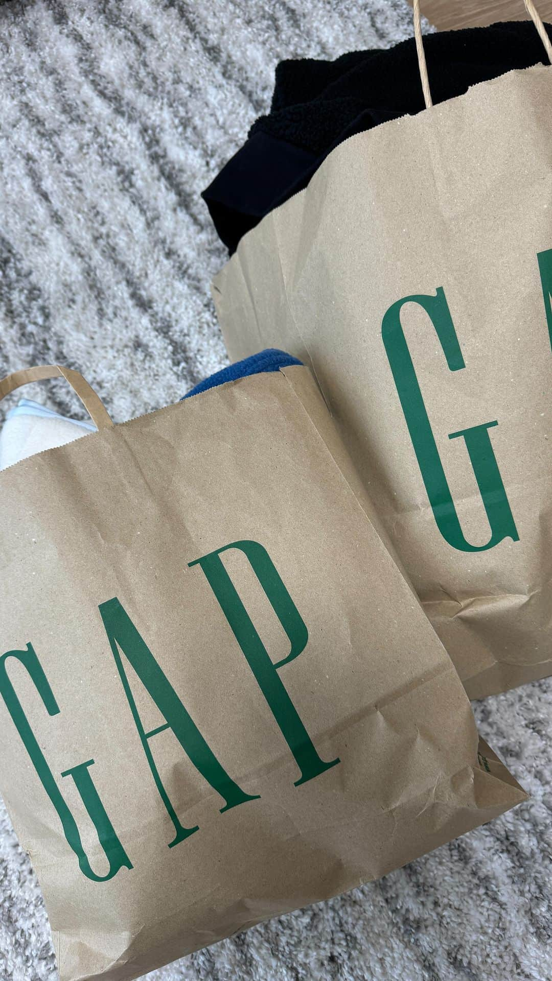 関口舞のインスタグラム：「. @gap_jp のブラックフライデーで大量購入💵 ⁡ まずは次男くんのお洋服 あと＋2枚あるけど早く着せたくて洗濯中🧺 ⁡ 1枚目 GAP1969 アーチロゴ ボディオール (ベビー) 商品番号 828415 ⁡ 2枚目 GAPロゴ ボア ボディオール (ベビー) 商品番号 822824 ⁡ 3枚目 ボア カラーブロックボディオール (ベビー) 商品番号 810157 ⁡ 4枚目 はじめてのお気に入り リブ ボディオール (ベビー) 商品番号 779677 ⁡ 5枚目 オーガニックコットン100% ストライプ ポケット ボディシャツ (ベビー) 商品番号 828457 ⁡ 6枚目 3in1 セット (ベビー) 商品番号 743195 ⁡ ⁡ ⁡ ⁡ ⁡ ⁡ ⁡ ⁡ ⁡ ⁡ ⁡ ⁡ ⁡ ⁡ ⁡#gap #gapbaby #産後3ヶ月 #産後ママ #赤ちゃん #乳児 #男の子ベビー #2歳差兄弟 #令和5年ベビー #8月生まれベビー #夏生まれベビー #男の子ママ #赤ちゃんのいる生活 #赤ちゃんのいる暮らし #ゼクシィbaby #ベビーコーデ #ベビーファッション #ベビー服 #赤ちゃん服 #兄弟コーデ #リンクコーデ #カラーコーデ #お散歩コーデ #子供のいる暮らし」