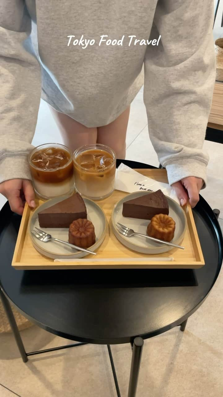 りょうくんグルメのインスタグラム：「【SHARK COFFEE】  渋谷のおすすめヘルシーカフェ。 京豆腐の生チョコケーキや、生チョコカヌレ、生チョコサンドが気になりすぎてずっと狙ってたお店。 スイーツがどれもヘルシーで甘すぎないのに本当に美味しい!!  場所も代々木公園に近く、店内は広く居心地が良い。雰囲気は落ち着いており、大人向けでカフェ休憩にぴったり。  スイーツは他にヴィーガンキャロットケーキや米粉のブラウニー、京豆腐の抹茶ケーキ、低糖質マフィン、レモンヨーグルトヘルシーチーズケーキなどがある。  雰囲気良すぎて寝落ちしかけた笑  ここは天国。。通います。  Recommended healthy cafe in Shibuya. You can enjoy the original taste of the ingredients without too much sweetness, low-sugar sweets, and vegan cakes. The raw chocolate cake made of Kyoto tofu and raw chocolate canele are the talk of the town!  🏠 SHARK COFFEE 💰 カヌレ¥450 京豆腐の生チョコケーキ¥650 カフェラテ¥638 🕐8:00～19:00 🚃渋谷駅 (Shibuya St.) 📍 東京都渋谷区宇田川町2-1  (2-1 Udagawa-cho, Shibuya-ku, Tokyo)」