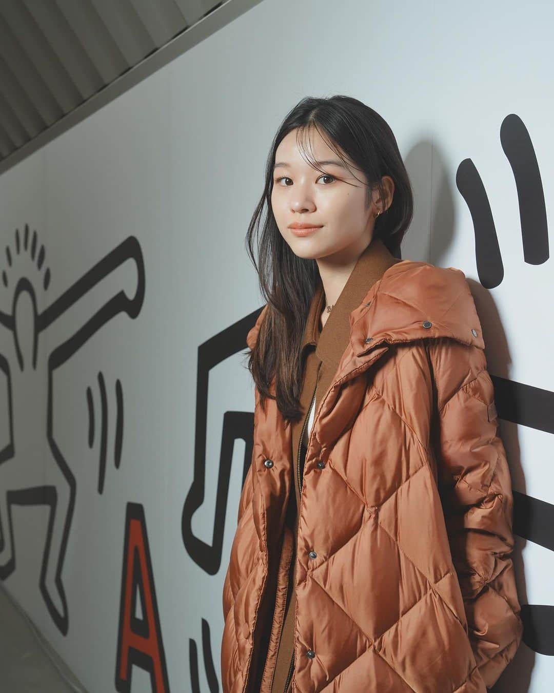 森田想のインスタグラム：「TATRAS SUBWAY  collaboration with キース・ヘリング!! 11/23～11/26  @ BANK gallery, Harajuku💥 ポップでハートフルなアイテムは普段使い出来る派手さが何よりも嬉しい。着、着たい〜と心の中でもがいてました。心踊るアートな空間。Spread love! coat @tatras_official ／CHIPILI #tatraskeith #tatrascollab #PR」