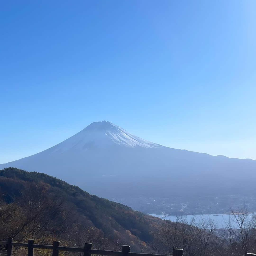 堀内敬子のインスタグラム：「撮影。  ロケに行って来ました。  あまりやったことのない、バラエティのロケ  皆さんのおかげで、楽しかったー！  また、お知らせしますー！！  #富士山 #ずーっと富士山を拝めた #紅葉も美しかった」