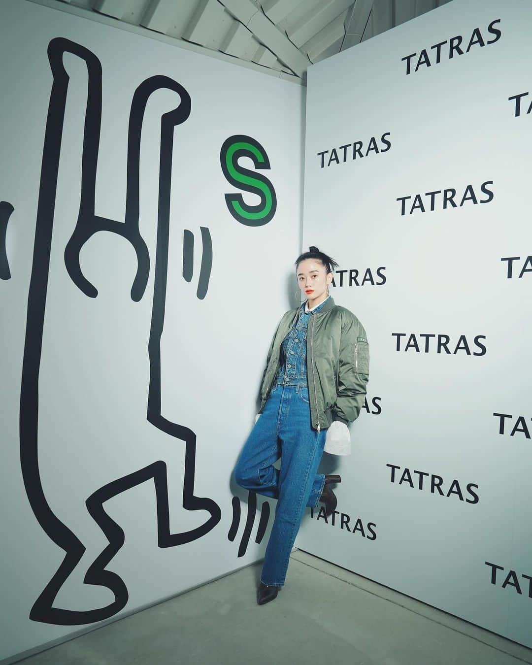 宮城舞さんのインスタグラム写真 - (宮城舞Instagram)「TATRASと キース・へリングと コラボレーションのポップアップ❤️🩵🖤  会場はアートな空間になっており、  ”纏うことでポジティブになってほしい”、 “誰でも、誰とでも愛を表現しやすい世界になって欲しい” というキース・ヘリングらしい想いがデザインされていました🥺  @tatras_official の ショートMA1をセレクト♡  #tatraskeith #tatrascollab #PR」11月22日 21時50分 - mai_miyagi