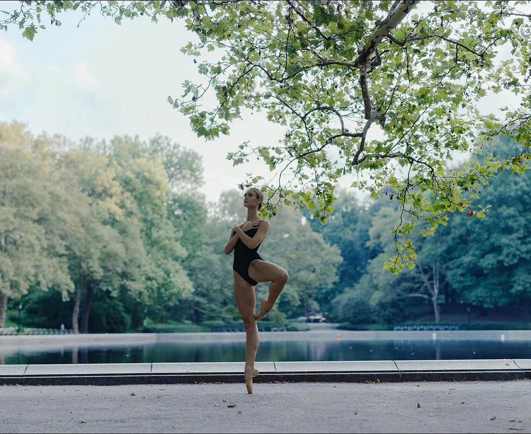 ballerina projectのインスタグラム：「𝐇𝐚𝐧𝐧𝐚𝐡 𝐅𝐢𝐬𝐜𝐡𝐞𝐫 in Central Park. 🌳  @hannahfischer94 #hannahfischer #ballerinaproject #centralpark #newyorkcity #ballerina #ballet #dance   Ballerina Project 𝗹𝗮𝗿𝗴𝗲 𝗳𝗼𝗿𝗺𝗮𝘁 𝗹𝗶𝗺𝗶𝘁𝗲𝗱 𝗲𝗱𝘁𝗶𝗼𝗻 𝗽𝗿𝗶𝗻𝘁𝘀 and 𝗜𝗻𝘀𝘁𝗮𝘅 𝗰𝗼𝗹𝗹𝗲𝗰𝘁𝗶𝗼𝗻𝘀 on sale in our Etsy store. Link is located in our bio.  𝙎𝙪𝙗𝙨𝙘𝙧𝙞𝙗𝙚 to the 𝐁𝐚𝐥𝐥𝐞𝐫𝐢𝐧𝐚 𝐏𝐫𝐨𝐣𝐞𝐜𝐭 on Instagram to have access to exclusive and never seen before content. 🩰」