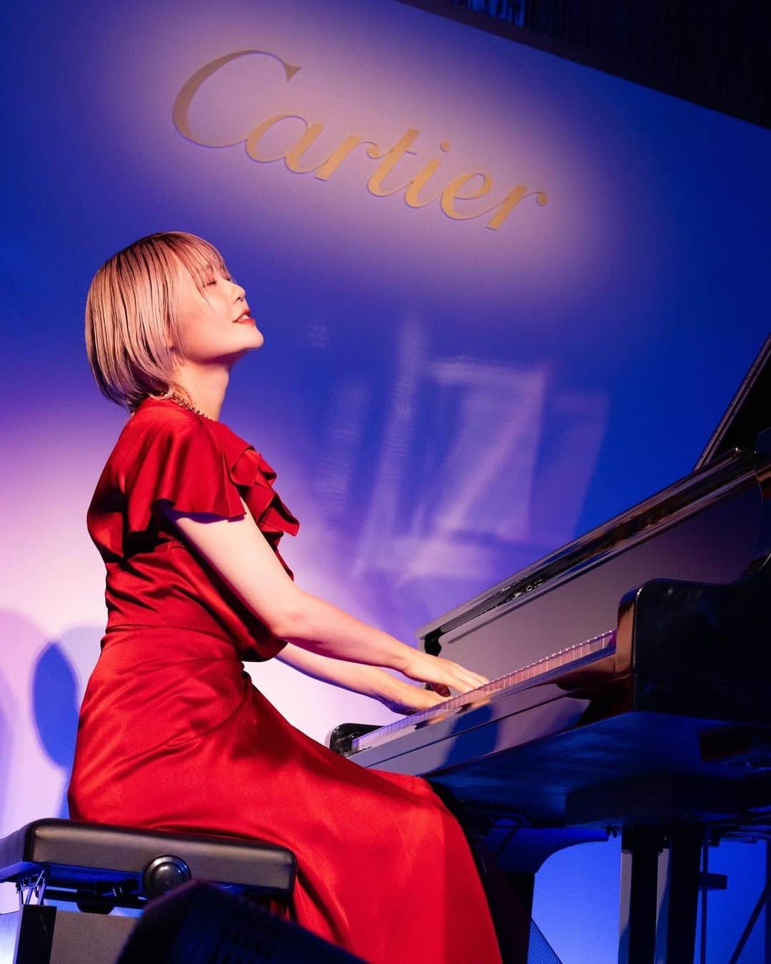 ハラミちゃんのインスタグラム：「Cartier銀座ブティック20周年記念パーティーにてピアノ演奏させていただきました。  高価なネックレスを身につけさせていただき緊張感が走りながらも、穏やかにお客様が迎え入れてくださり素敵な時間を過ごすことができました。  @cartier #cartier #cartiertokyo #pr」