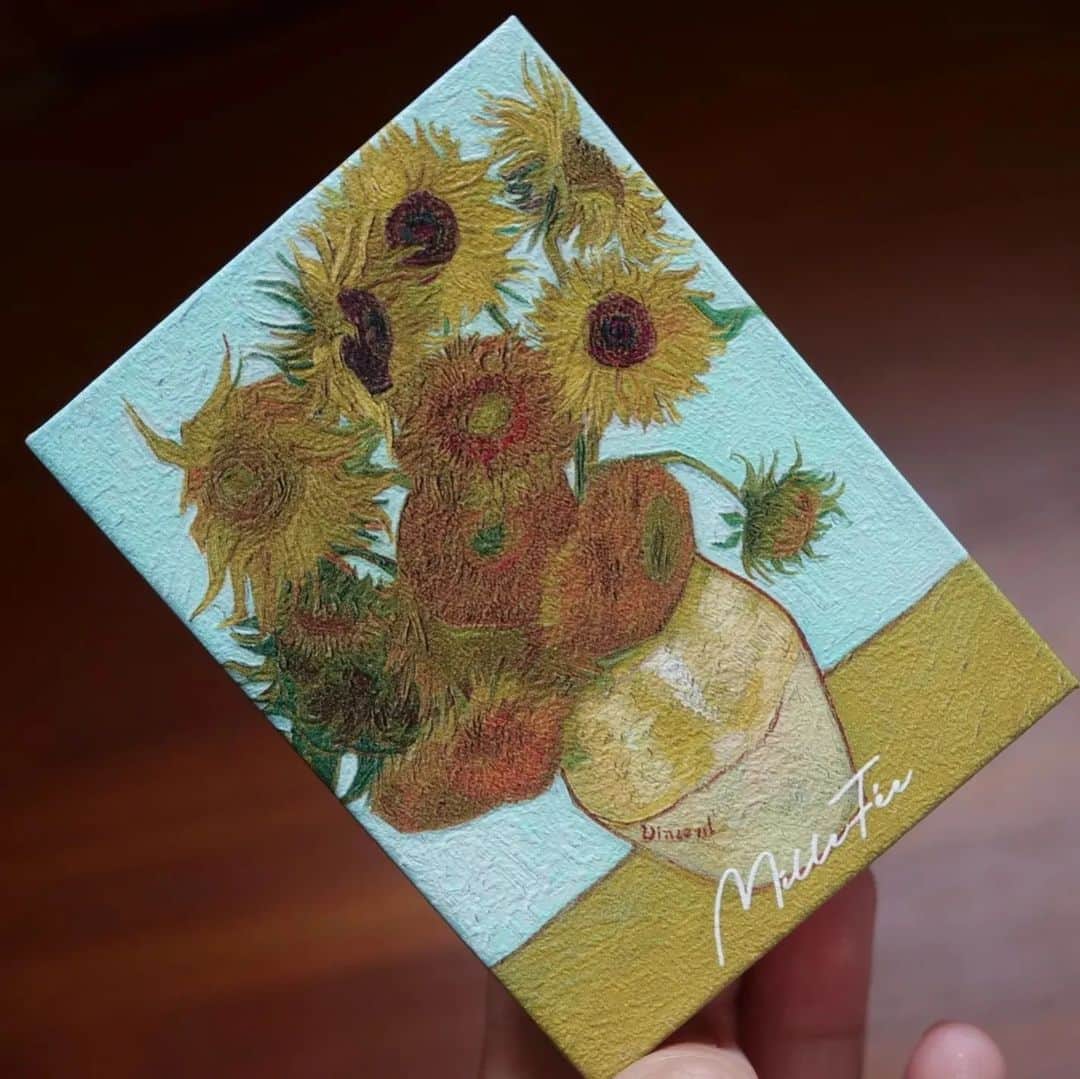 船山葵さんのインスタグラム写真 - (船山葵Instagram)「先日ポストした、ミルフィーのゴッホ🌻ひまわりのアイシャドウ。全4種の中でも、いちばんすきな色、ひまわり！  マットな質感のアイカラーが多いので、少量とれば、ほんわりと優しい発色になるし、たっぷり重ねれば濃い発色にも✨  黄みがかったブラウンをはじめとし、そういう色が多いのがポイントです🕊️  #ミルフィー 絵画アイシャドウ 11 ひまわり #絵画アイシャドウ#アイシャドウ#コスメ#美容 #ゴッホ#gogh#ゴッホアイシャドウ#ゴッホアイシャドウ11 @millefee_official」11月22日 21時43分 - aoi_funayama