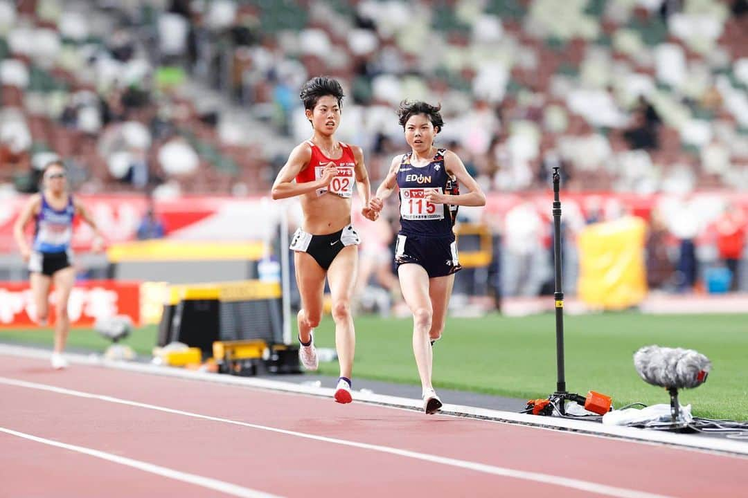 日本陸上競技連盟さんのインスタグラム写真 - (日本陸上競技連盟Instagram)「. ◤#日本選手権10000m @国立 　　パリ五輪選考競技会🇫🇷　◢  #Challenge25Laps にちなんだ #Playback25Laps ⑧  #Lap21 8000m~8400m 満を持して動く。 反応して、周りも動く。  #Lap22 8400m~8800m 激しい鍔迫り合い。 一歩も退かない。  #Lap23 8800m~9200m 苦しいのは皆同じ。 もう一歩、前へ。  明日、最終回。  🎫チケット絶賛販売中!! https://www.jaaf.or.jp/jch/107/10000m/ticket/  写真：フォート・キシモト、アフロスポーツ」11月22日 21時44分 - jaaf_official