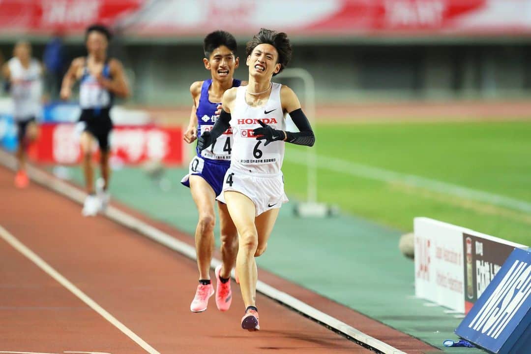 日本陸上競技連盟さんのインスタグラム写真 - (日本陸上競技連盟Instagram)「. ◤#日本選手権10000m @国立 　　パリ五輪選考競技会🇫🇷　◢  #Challenge25Laps にちなんだ #Playback25Laps ⑧  #Lap21 8000m~8400m 満を持して動く。 反応して、周りも動く。  #Lap22 8400m~8800m 激しい鍔迫り合い。 一歩も退かない。  #Lap23 8800m~9200m 苦しいのは皆同じ。 もう一歩、前へ。  明日、最終回。  🎫チケット絶賛販売中!! https://www.jaaf.or.jp/jch/107/10000m/ticket/  写真：フォート・キシモト、アフロスポーツ」11月22日 21時44分 - jaaf_official