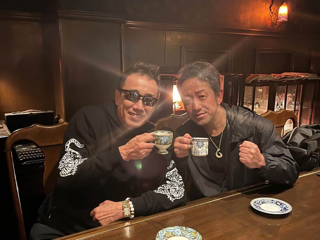 長渕剛のインスタグラム：「.  加藤秀視と真夜中のcoffee time！  その足で 秀の四駆で栃木宇都宮方面へ！  　明け方快晴の空の下 彼が主宰するクレヨンズパークの仲間たちと🔥🔥  さらに、その夜は、 ヴィレッジ宇都宮 GYMの仲間たちと汗を流した。  若いリーダーたちが「今」をギンギンに生きてる🔥🔥 頼り甲斐のある弟分だ‼️‼️  頼んだぞ秀‼️‼️  👊👊  ＊＊＊＊＊＊＊＊＊＊  Midnight coffee time with Shushi Kato!  So. Go to Tochigi Utsunomiya with Hide's 4WD drive!  　under the clear sky of dawn With friends at Crayon Park 🔥🔥  And that night, I trained hard with my colleagues at Village Utsunomiya GYM.  The young leader lives with the present in his heart🔥🔥 He is a reliable younger brother‼ ️ ‼ ️  Shu‼Thank you  👊👊  ＊＊＊＊＊＊＊＊＊＊  카토 히데시(加藤秀視)와 한밤중의 coffee time!  그 길로 카토 히데시(加藤秀視)4WD로 도치기 우쓰노미야 방면으로 드라이브!  　새벽 쾌청한 하늘 아래 그가 주재하는 크레파스파크의 동료들과 🔥🔥  게다가 그날 밤은 빌리지 우쓰노미야 GYM의 동료들과, 트레이닝을 했다.  젊은 리더들이 '지금'을 열심히 살아🔥🔥 의지할 만한 동생이다‼️‼️  부탁이야 슈우‼️  👊👊  #長渕剛 #nagabuchitsuyoshi #나가부치츠요시 #桜島いくぞ」