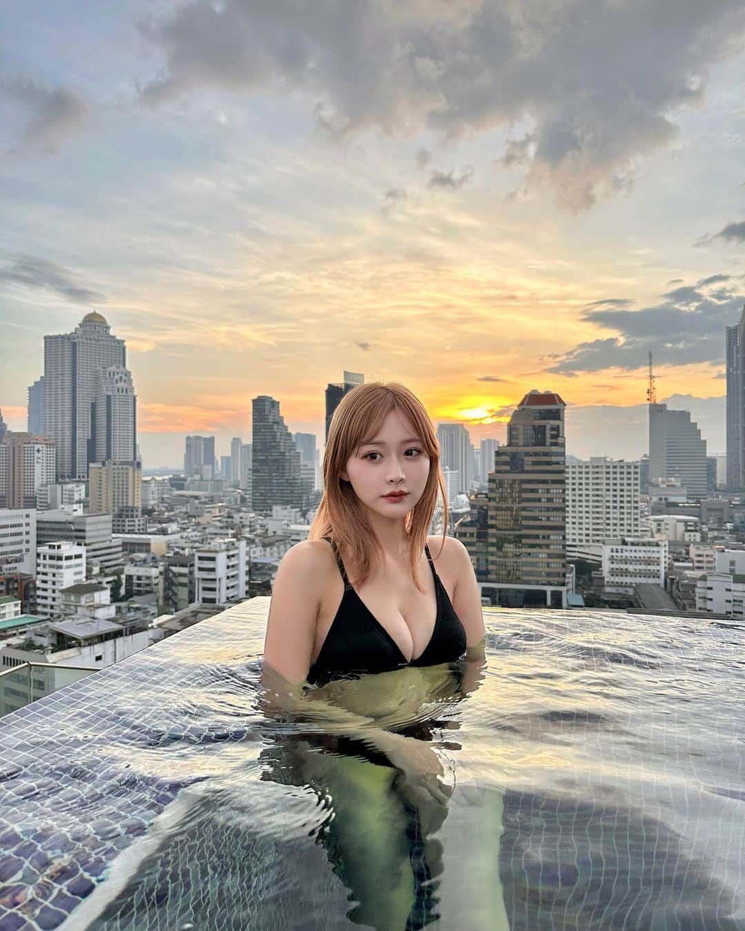 森下愛里沙(もりしたありさ) のインスタグラム：「ㅤㅤㅤㅤㅤㅤㅤㅤㅤㅤㅤㅤㅤ ㅤㅤㅤㅤㅤㅤㅤㅤㅤㅤㅤㅤㅤ ㅤㅤㅤㅤㅤㅤㅤㅤㅤㅤㅤㅤㅤ バンコクで泊まったホテルのプール お部屋からもプールの景色が見れるんだぁ めちゃくちゃ綺麗でずっとここに居たかった。 ㅤㅤㅤㅤㅤㅤㅤㅤㅤㅤㅤㅤㅤㅤㅤㅤㅤㅤㅤㅤㅤㅤㅤㅤㅤㅤ ㅤㅤㅤㅤㅤㅤㅤㅤㅤㅤㅤㅤㅤ 今回泊まったホテルは @marriottsurawongse  ㅤㅤㅤㅤㅤㅤㅤㅤㅤㅤㅤㅤㅤ ㅤㅤㅤㅤㅤㅤㅤㅤㅤㅤㅤㅤㅤ 水着👙 @shein_japan  ㅤㅤㅤㅤㅤㅤㅤㅤㅤㅤㅤㅤㅤ  試すたび、好きが見つかる。届くたび、好きが増えてく。 がキャッチフレーズでSHEINは本当にアイテムを頼むたびにどんどん好きが増えていくよね🥰 ㅤㅤㅤㅤㅤㅤㅤㅤㅤㅤㅤㅤㅤ ㅤㅤㅤㅤㅤㅤㅤㅤㅤㅤㅤㅤㅤ 11月27日までBLACK FRIDAYセールが行われていて、SHEIN30万点以上の人気アイテムが限定値下げされてて最大90パーセントOFFのアイテムもあるの🫶🏻 ㅤㅤㅤㅤㅤㅤㅤㅤㅤㅤㅤㅤㅤ クーポンコード▶『23BF24』 ※0-5999円で15%オフ,6000円 以上のご購入で20%オフ 利用期限:2023年11月10日~2023年12月31日 ※SHEIN アカウント1つにつき 3回までクーポン利用できます⭐️ ㅤㅤㅤㅤㅤㅤㅤㅤㅤㅤㅤㅤㅤ ㅤㅤㅤㅤㅤㅤㅤㅤㅤㅤㅤㅤㅤ ㅤㅤㅤㅤㅤㅤㅤㅤㅤㅤㅤㅤㅤ  #SHEINblackfriday #ad #loveshein #SHEINGoodFinds #SHEIN購入品 #BeSHEINモデル #SHEINforAll  #saveinstyle #海外旅行 #バンコク旅行 #バンコク #タイ #タイ旅行 #バンコクマリオットホテルザスリウォン #ホテルプール #水着 #ハイトーン #ハイトーンカラー #bangkokmarriotthotelthesurawongse」