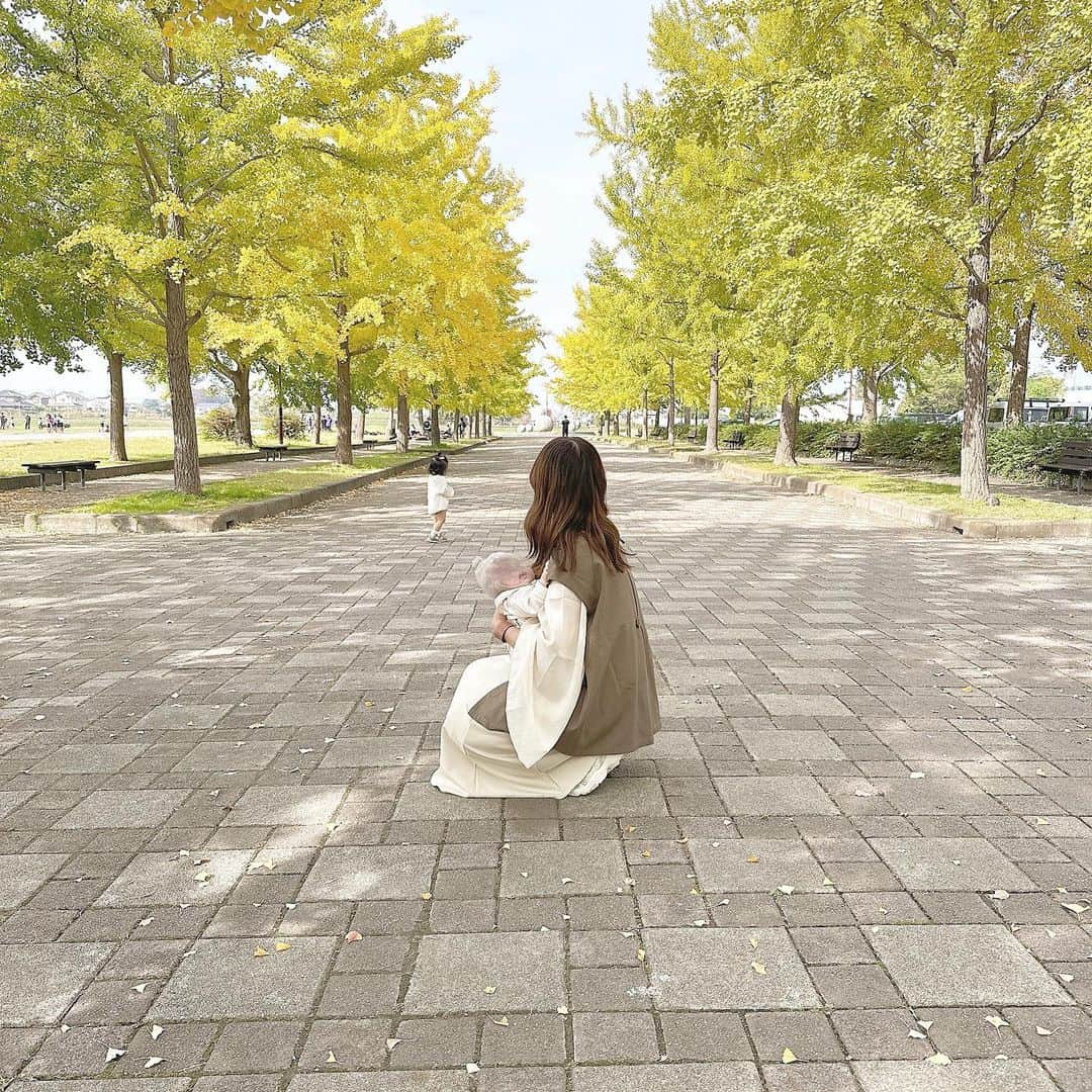 chocoさんのインスタグラム写真 - (chocoInstagram)「** ㅤㅤㅤㅤㅤㅤㅤㅤㅤㅤㅤㅤㅤ いい夫婦の日ということで最近の写真♡ˎˊ˗ ㅤㅤㅤㅤㅤㅤㅤㅤㅤㅤㅤㅤㅤㅤㅤㅤㅤㅤㅤㅤㅤㅤㅤㅤㅤㅤ まだまだ親としては未熟だけど 家族のために これからも頑張っていこうね〜🫰🏻😌🍃 ㅤㅤㅤㅤㅤㅤㅤㅤㅤㅤㅤㅤㅤ ㅤㅤㅤㅤㅤㅤㅤㅤㅤㅤㅤㅤㅤㅤㅤㅤㅤㅤㅤㅤㅤㅤㅤㅤㅤㅤ ㅤㅤㅤㅤㅤㅤㅤㅤㅤㅤㅤㅤㅤ 最後は3人で写真撮りたかったのに 置いてかれてる写真です😂 ㅤㅤㅤㅤㅤㅤㅤㅤㅤㅤㅤㅤㅤ ㅤㅤㅤㅤㅤㅤㅤㅤㅤㅤㅤㅤㅤ #いい夫婦の日#1122」11月22日 21時45分 - choco__24_