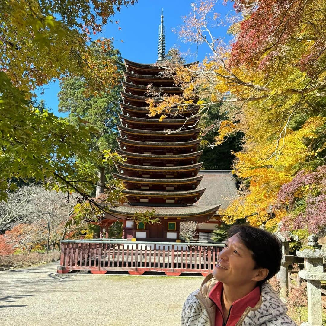 山中真さんのインスタグラム写真 - (山中真Instagram)「・ 昨日は奈良の談山神社から。  日本の礎を築いた1人、 歴史上のスーパースター、 大化の改新の中臣鎌足公。  鎌足公を神様として祀っている かつては権力の中心だった場所です。  3000本もの紅葉はもちろん、 本格衣装で蹴鞠体験や 世界でここにしかない 木造の十三重塔など 見どころもたくさん。  ライトアップは 12月3日まで♪  #mbs #よんチャンtv  #毎日生中継 #山ちゃん中継 #談山神社　#奈良県桜井市 #紅葉　#奈良紅葉 #中臣鎌足　#大化の改新」11月22日 21時48分 - makorine1120