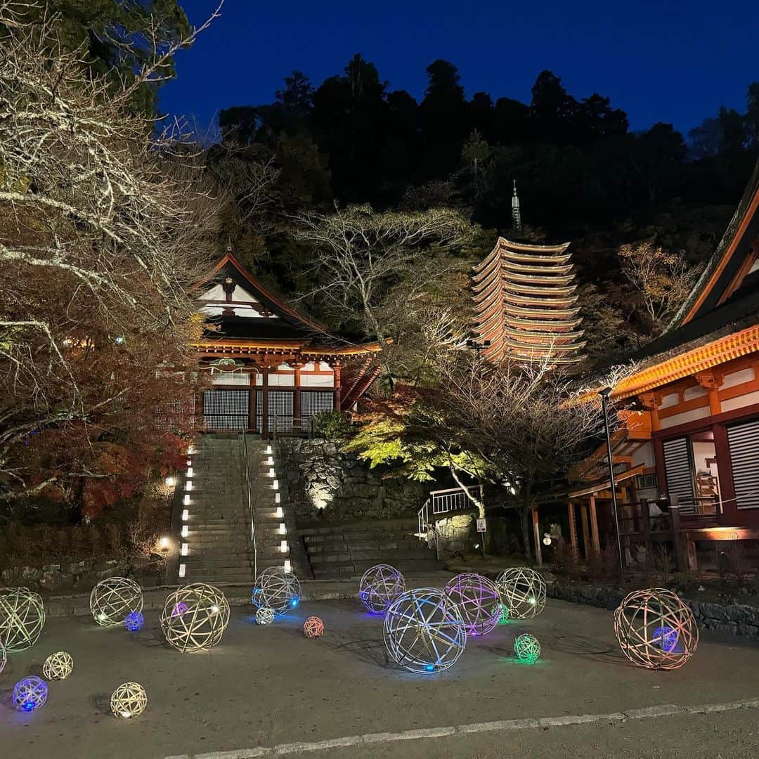 山中真さんのインスタグラム写真 - (山中真Instagram)「・ 昨日は奈良の談山神社から。  日本の礎を築いた1人、 歴史上のスーパースター、 大化の改新の中臣鎌足公。  鎌足公を神様として祀っている かつては権力の中心だった場所です。  3000本もの紅葉はもちろん、 本格衣装で蹴鞠体験や 世界でここにしかない 木造の十三重塔など 見どころもたくさん。  ライトアップは 12月3日まで♪  #mbs #よんチャンtv  #毎日生中継 #山ちゃん中継 #談山神社　#奈良県桜井市 #紅葉　#奈良紅葉 #中臣鎌足　#大化の改新」11月22日 21時48分 - makorine1120