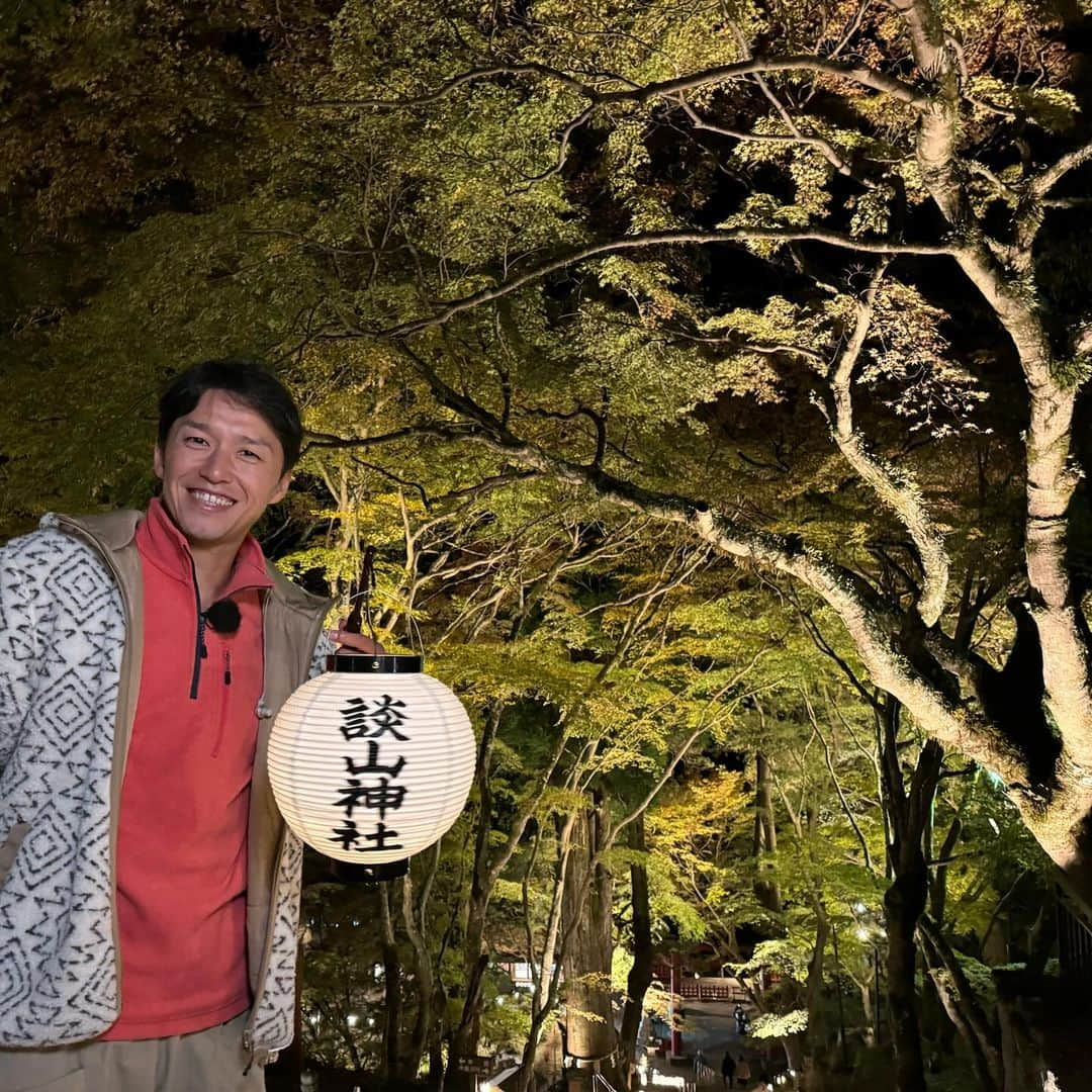 山中真さんのインスタグラム写真 - (山中真Instagram)「・ 昨日は奈良の談山神社から。  日本の礎を築いた1人、 歴史上のスーパースター、 大化の改新の中臣鎌足公。  鎌足公を神様として祀っている かつては権力の中心だった場所です。  3000本もの紅葉はもちろん、 本格衣装で蹴鞠体験や 世界でここにしかない 木造の十三重塔など 見どころもたくさん。  ライトアップは 12月3日まで♪  #mbs #よんチャンtv  #毎日生中継 #山ちゃん中継 #談山神社　#奈良県桜井市 #紅葉　#奈良紅葉 #中臣鎌足　#大化の改新」11月22日 21時48分 - makorine1120