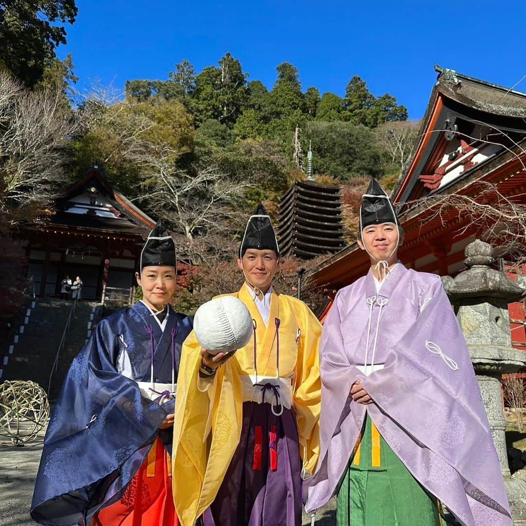 山中真さんのインスタグラム写真 - (山中真Instagram)「・ 昨日は奈良の談山神社から。  日本の礎を築いた1人、 歴史上のスーパースター、 大化の改新の中臣鎌足公。  鎌足公を神様として祀っている かつては権力の中心だった場所です。  3000本もの紅葉はもちろん、 本格衣装で蹴鞠体験や 世界でここにしかない 木造の十三重塔など 見どころもたくさん。  ライトアップは 12月3日まで♪  #mbs #よんチャンtv  #毎日生中継 #山ちゃん中継 #談山神社　#奈良県桜井市 #紅葉　#奈良紅葉 #中臣鎌足　#大化の改新」11月22日 21時48分 - makorine1120