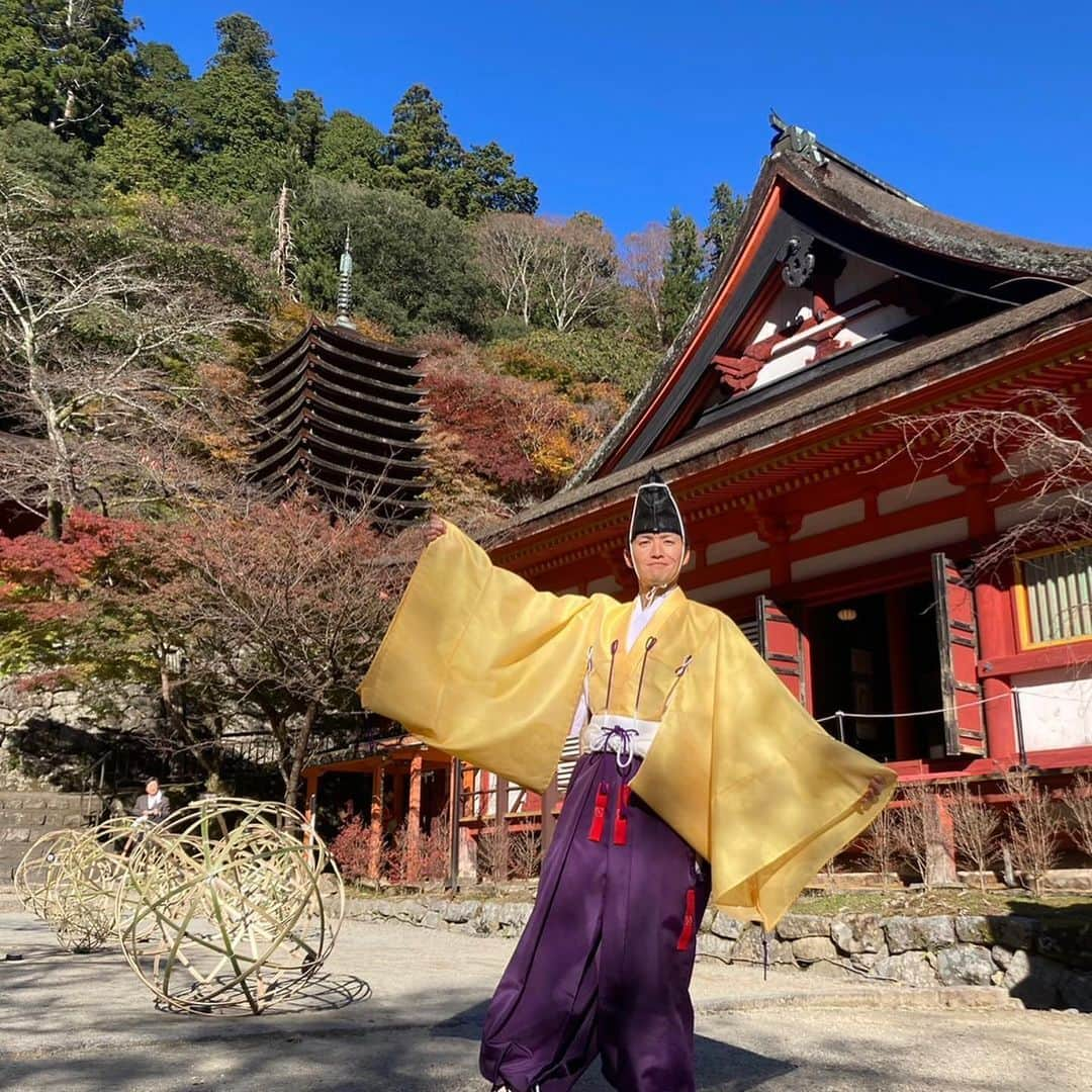 山中真のインスタグラム：「・ 昨日は奈良の談山神社から。  日本の礎を築いた1人、 歴史上のスーパースター、 大化の改新の中臣鎌足公。  鎌足公を神様として祀っている かつては権力の中心だった場所です。  3000本もの紅葉はもちろん、 本格衣装で蹴鞠体験や 世界でここにしかない 木造の十三重塔など 見どころもたくさん。  ライトアップは 12月3日まで♪  #mbs #よんチャンtv  #毎日生中継 #山ちゃん中継 #談山神社　#奈良県桜井市 #紅葉　#奈良紅葉 #中臣鎌足　#大化の改新」