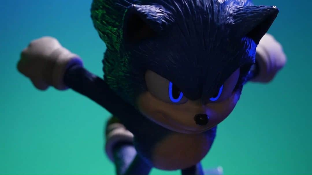 SEGAのインスタグラム：「Ready, set, GO!🔵💨  Pre-orders for the @First4Figures Sonic the Hedgehog 2 - Sonic Standoff Statue are now open! Snatch the early bird offer by Dec 25, before it dashes away faster than Sonic himself!」