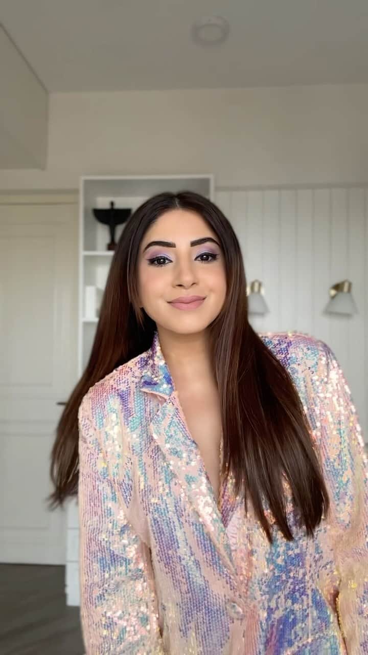 Aashna Shroffのインスタグラム：「It’s time to enter Nykaa’s Beauty Verse because the most awaited @mynykaa Pink Friday Sale starts Nov 23rd at 4PM! 🫶🏻  I created these unicorn eyes using some of my favourite luxe products which will be on sale! The offers are pretty irresistible, so make sure you don’t miss out! 💖  All prices for your luxe favourites are out now! Download the Nykaa App & Add to your Pink Box right away!  Get upto 50% off once the sale starts 💰 If you are a new user you get extra 20% off on your first purchase😍  #Ad #NykaaPinkFridaySale2023 #BiggestBeautySale #EnterTheBeautyVerse」
