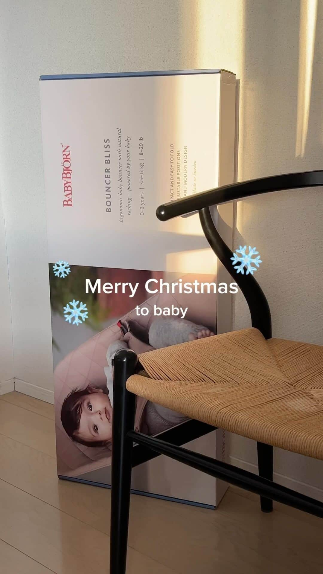 tappy1119のインスタグラム：「⁡ ⁡ 少し早いクリスマスプレゼントが 届いた👶🏻📦🎅🏻🎁 ⁡ ⁡ @babybjorn のバウンサー。 インテリアに合わせて 色: charcoal gray 素材: jerse ⁡ 抱っこのグズリにより 肩こり、腱鞘炎、家事進まないなど 問題勃発してた時に救世主現る〜🦸🏼‍♂️ ⁡ 今はまだユラユラ大人が動かす感じやけど いつか自分で動いて楽しめたらいいね♪ ⁡ ⁡ #babylon  #バウンサー #クリスマスプレゼント」