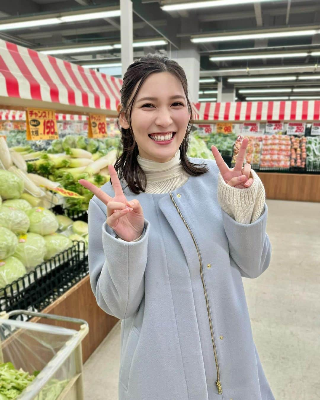 大竹彩加さんのインスタグラム写真 - (大竹彩加Instagram)「.  今日は札幌市手稲区にある 「卸売スーパー 現金問屋」から、渡辺陽子さんと お得な情報を生中継でお伝えしました🥬🐟🥩🛒     明日(23日)から日曜日まで開催される特別セールでは、 野菜・魚・肉など、安すぎる…！という品が沢山！  お得すぎてビックリ＆買い物したくなりました😍💰✨     今日の衣装は ︎︎︎︎☑︎ ハイネックのシースルートップスとニットの重ね着 ︎︎︎︎☑︎ デニムパンツ でカジュアルに🫶🏻   髪型は、ハーフアップお団子にしてもらいました☺️                           #hbc #北海道放送 #hbcテレビ #今日ドキッ #札幌 #アナウンサー #大竹彩加 #ミディアム #セミロング #長め前髪 #ハーフアップ #ハーフアップアレンジ #ハーフアップお団子 #ヘアアレンジ #骨格ウェーブ #ハイネック #シースルートップス #デニムコーデ #ニットコーデ #カジュアルコーデ #ブルベコーデ #アナウンサー衣装 #衣装 #ブルベ夏 #ブライトサマー #イエベ春 #ブライトスプリング #顔タイプフレッシュ #現金問屋 #日常に彩りを加える日記」11月22日 21時51分 - hbc_ayakaotake