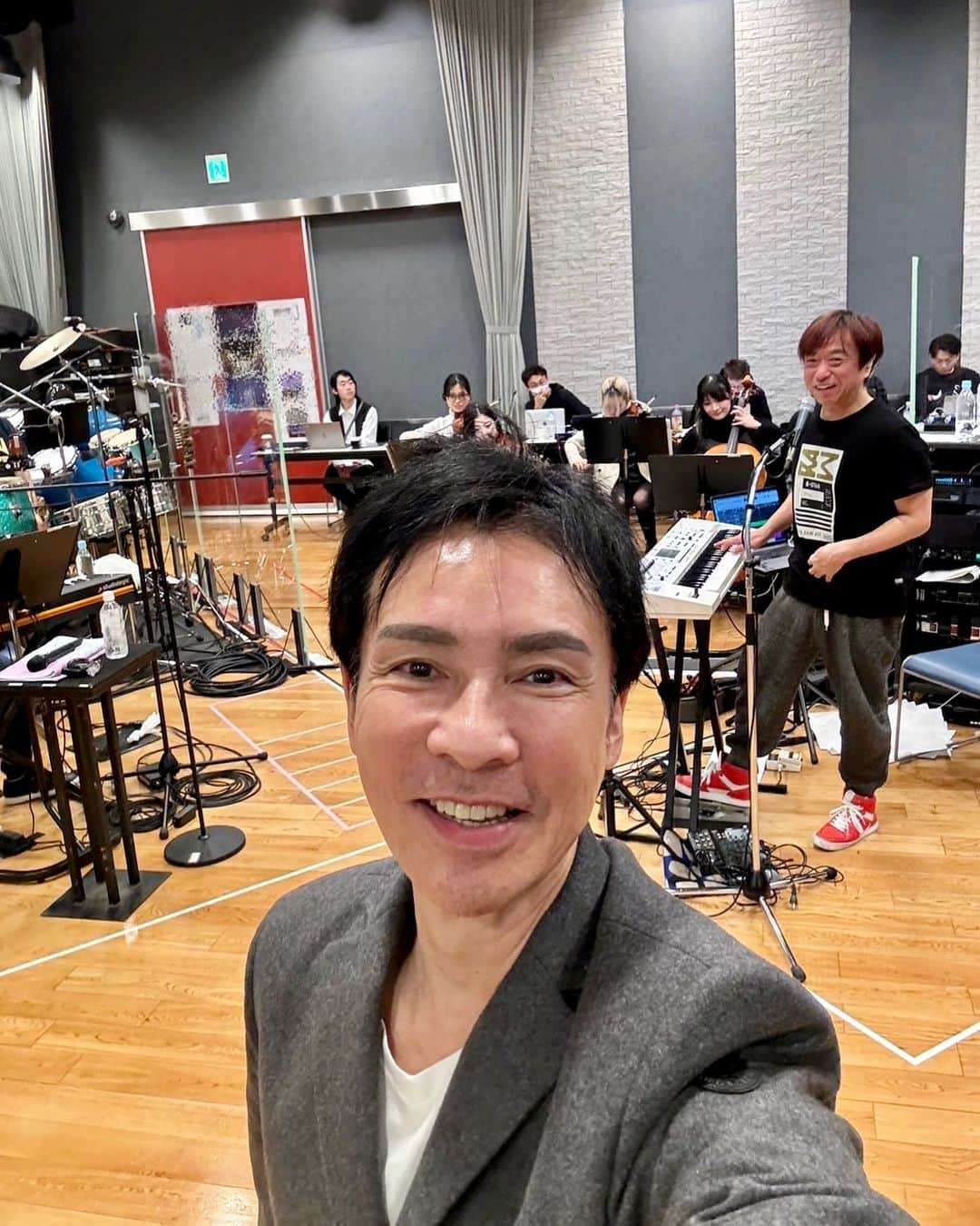 郷ひろみさんのインスタグラム写真 - (郷ひろみInstagram)「今日はMILANO-Zaの音楽リハーサルだったよ。  MuTiiAのストリングスで音の幅が見事に深さを増し、丹菊さんのパーカッションはサウンドがさらに広がったよ。 楽しみにしててね‼️  I was in a rehearsal for MILANO-Za in Shinjuku today. The sound is really good❗️  #郷ひろみ#hiromigo」11月22日 21時52分 - hiromigo_official