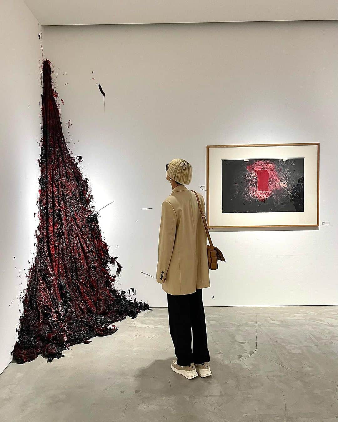 シェンさんのインスタグラム写真 - (シェンInstagram)「Anish Kapoor 今までのカプーア作品のイメージを一転🔴生々しくて衝撃的でした‼️  #anishkapoor #アニッシュカプーア #カプーア #art #現代アート #gyregallery」11月22日 21時53分 - shenshenshenshen