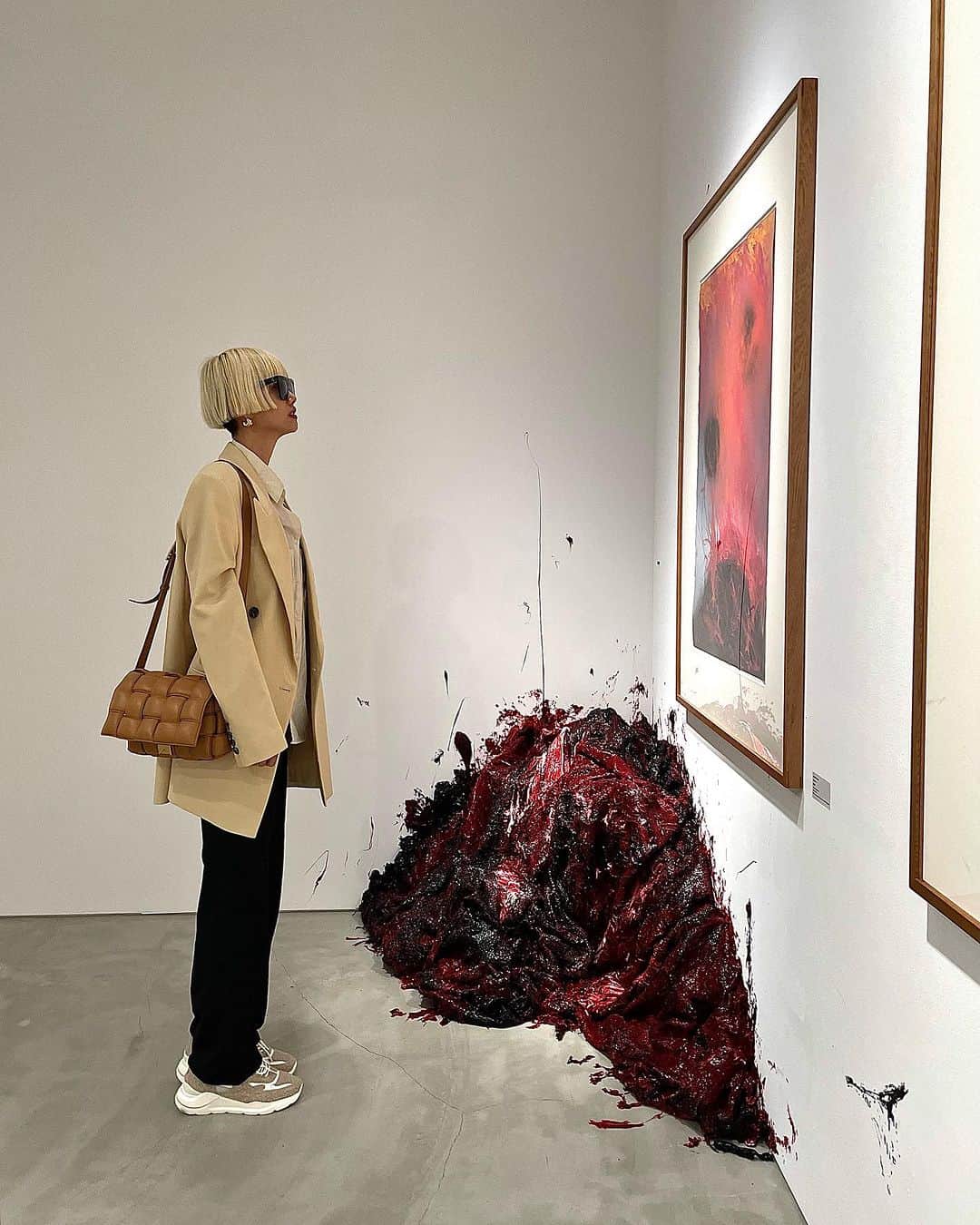 シェンのインスタグラム：「Anish Kapoor 今までのカプーア作品のイメージを一転🔴生々しくて衝撃的でした‼️  #anishkapoor #アニッシュカプーア #カプーア #art #現代アート #gyregallery」
